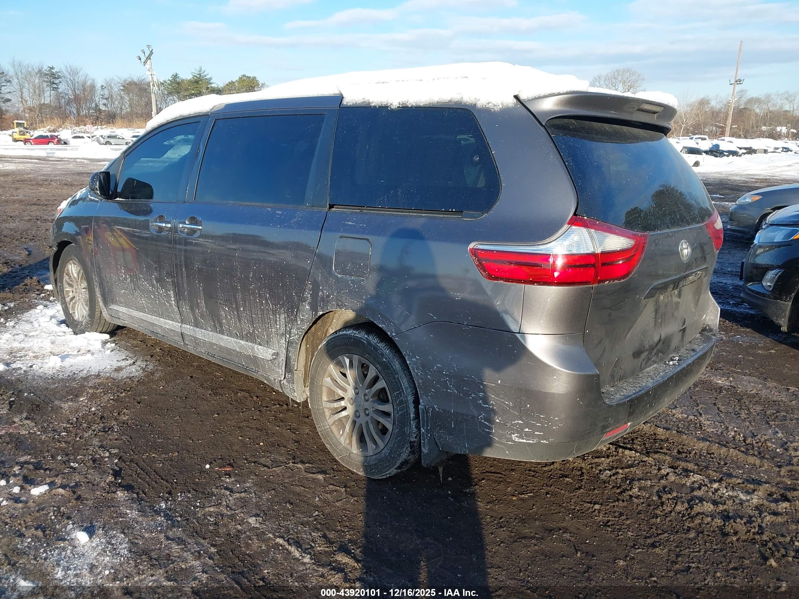 TOYOTA SIENNA image 3