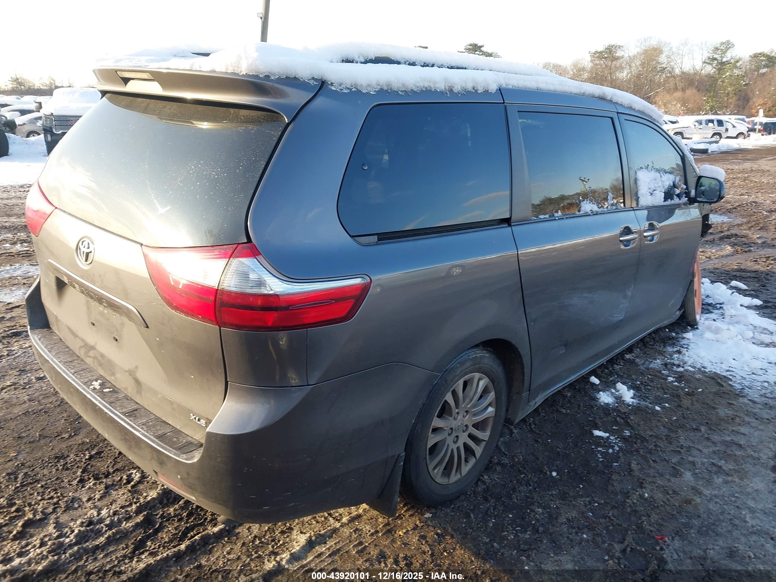 TOYOTA SIENNA image 4