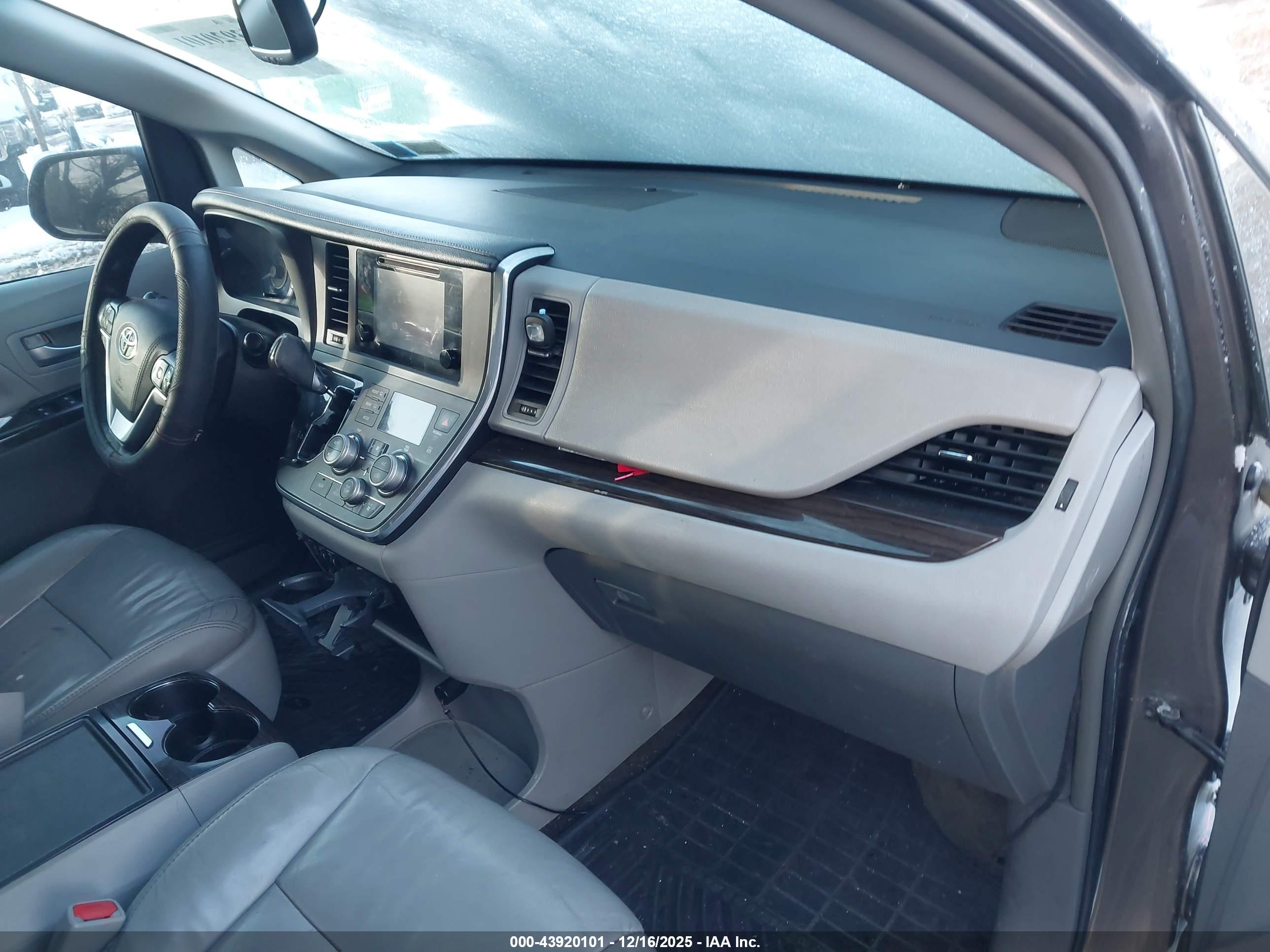 TOYOTA SIENNA image 5