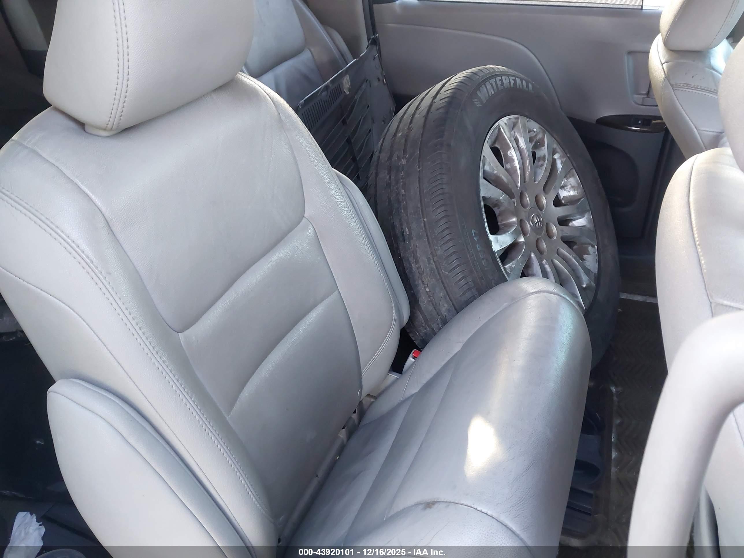 TOYOTA SIENNA image 8
