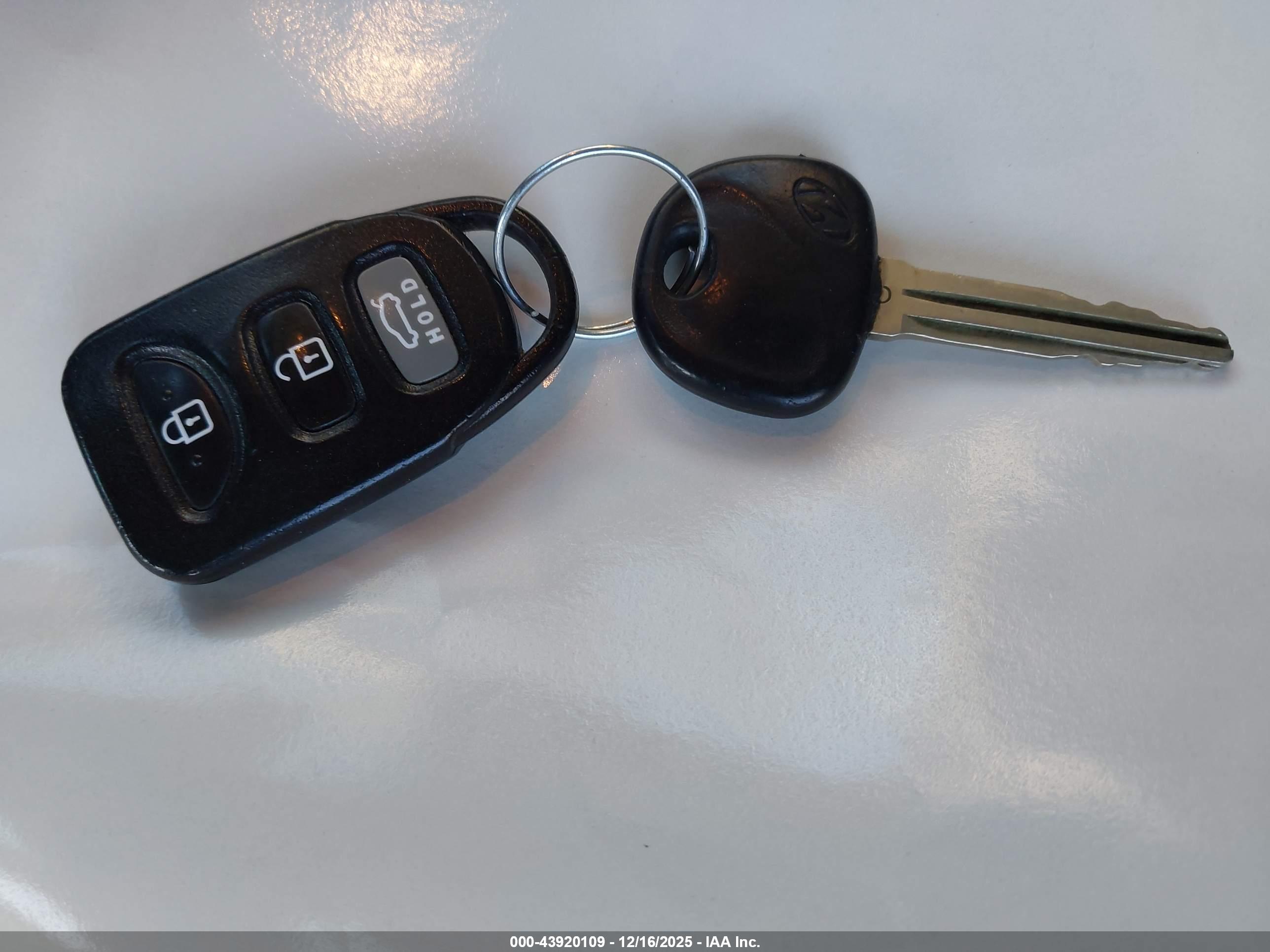 HYUNDAI ELANTRA image 11