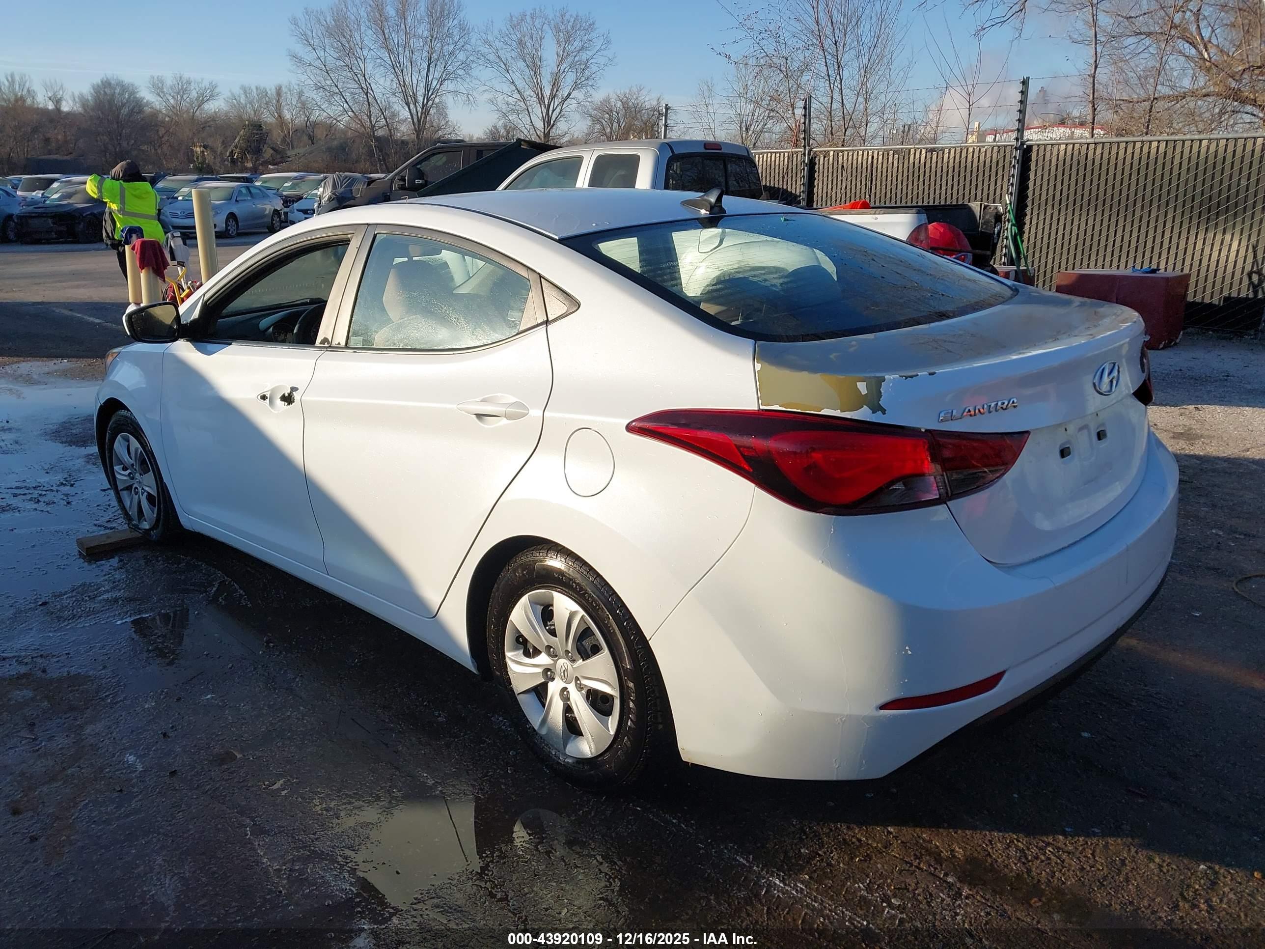 HYUNDAI ELANTRA image 3