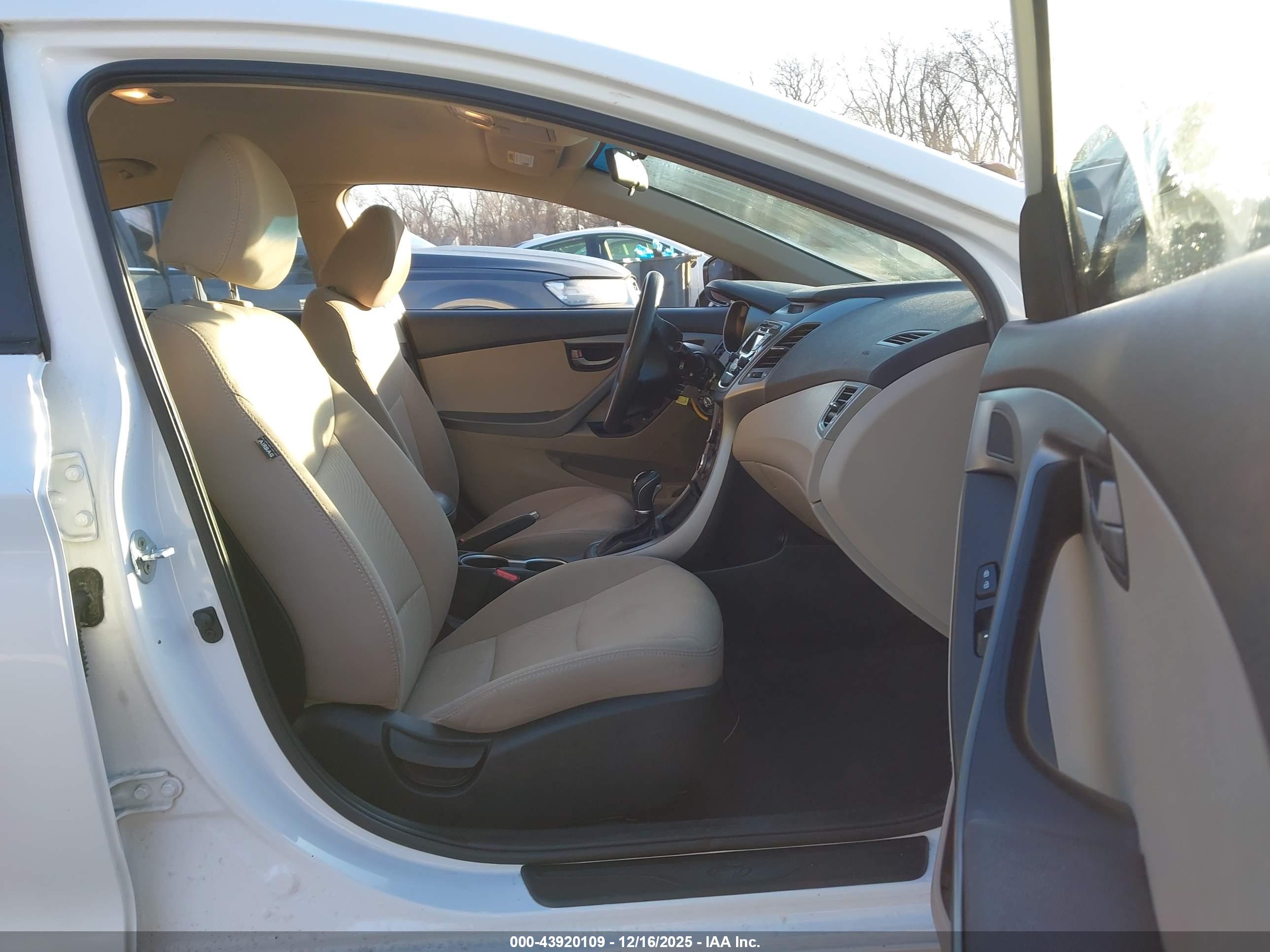 HYUNDAI ELANTRA image 5