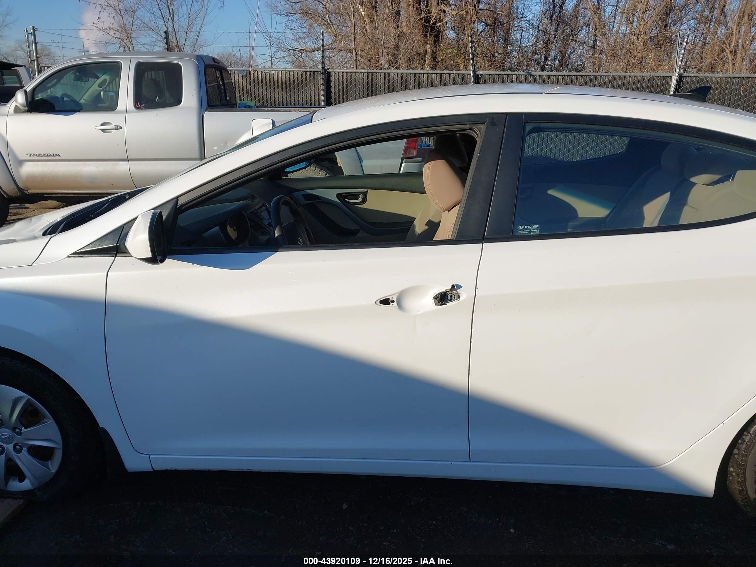 HYUNDAI ELANTRA image 6