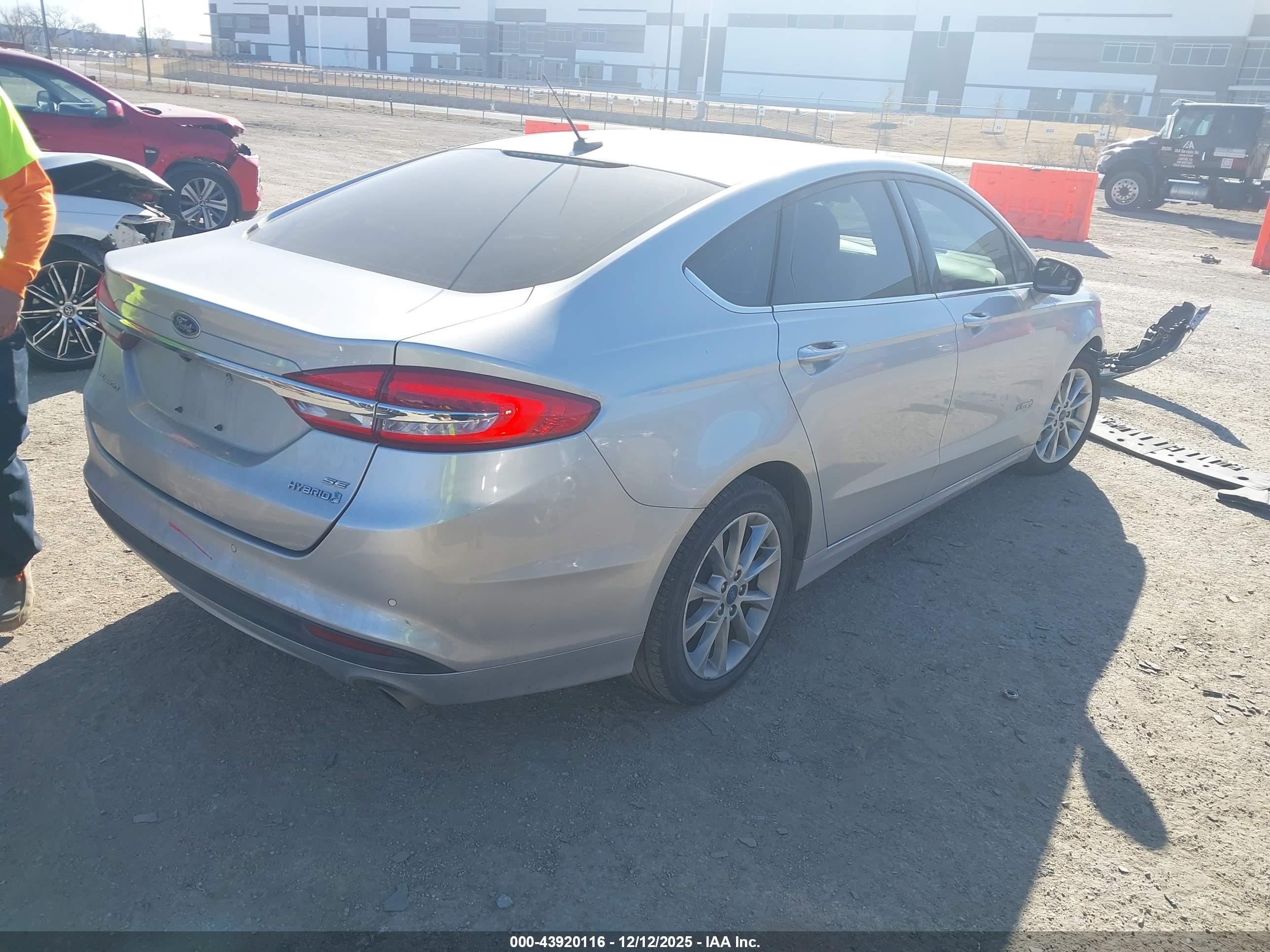 FORD FUSION image 4