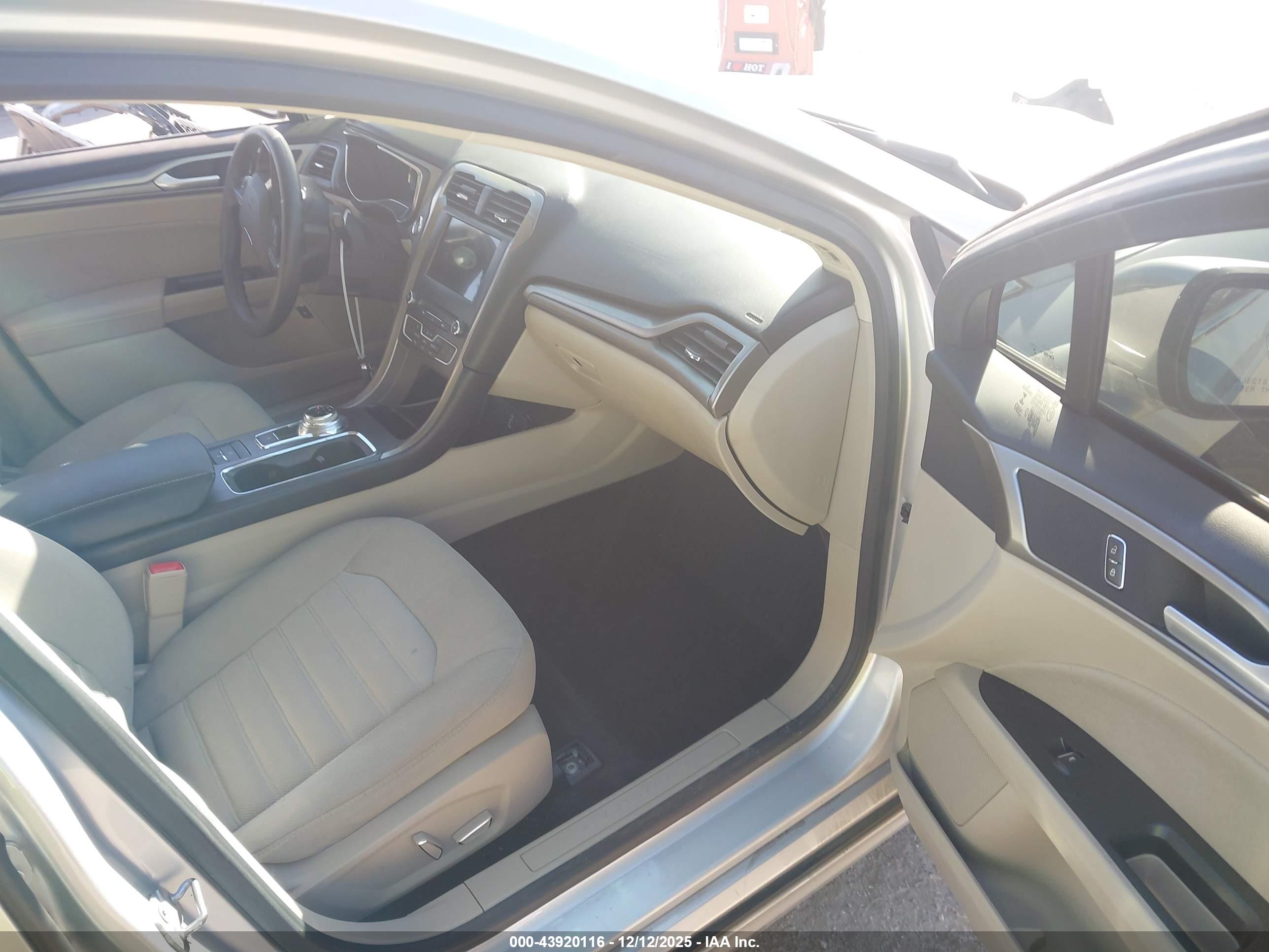FORD FUSION image 5