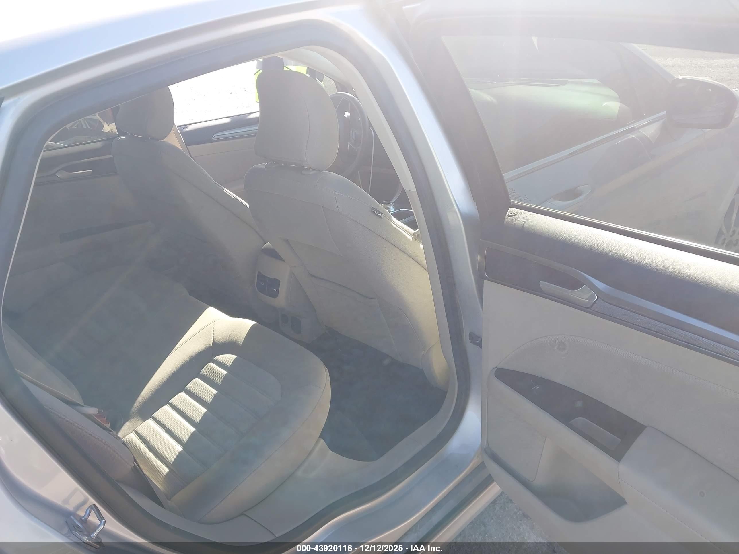 FORD FUSION image 8