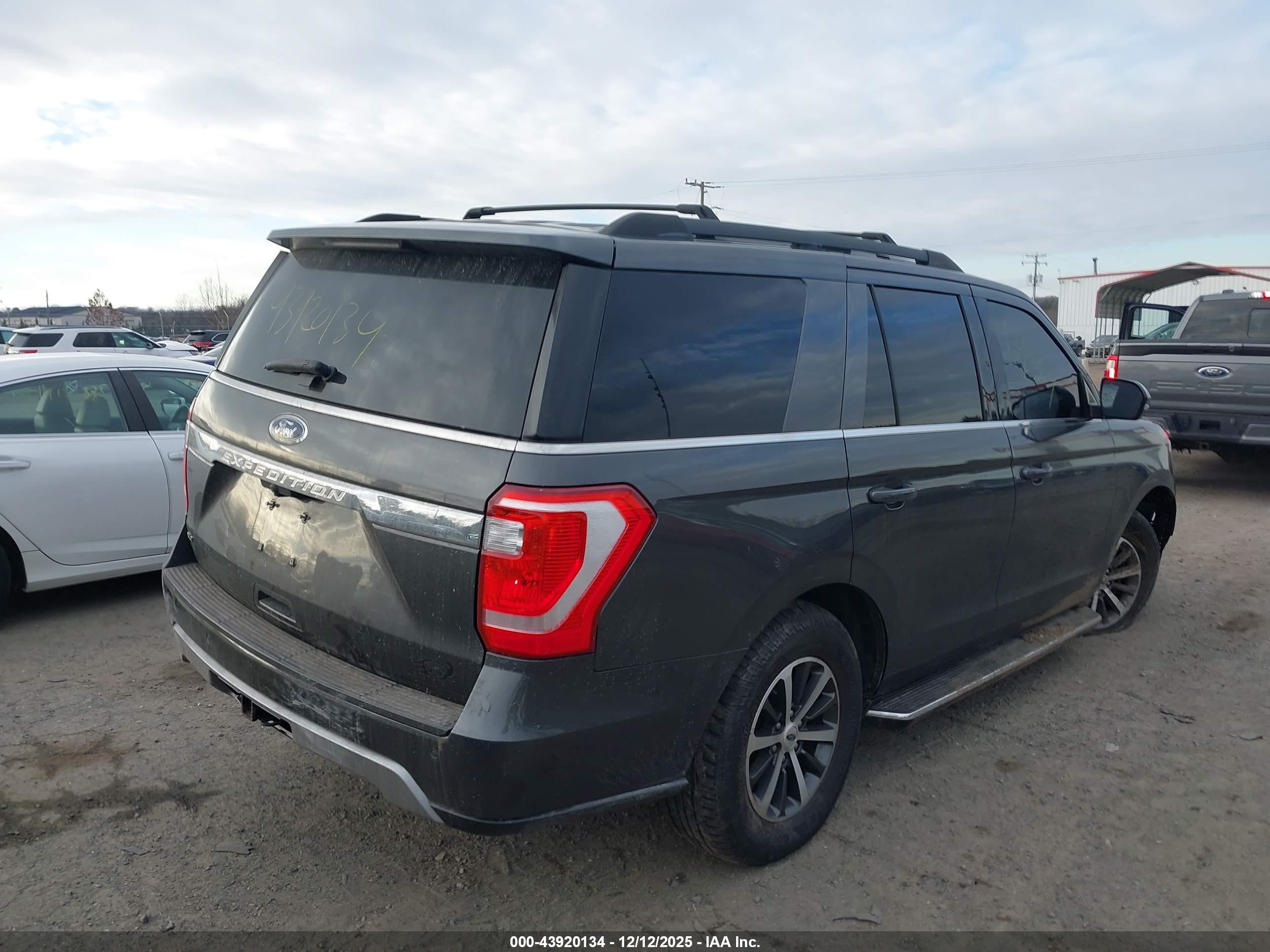 FORD EXPEDITION image 4