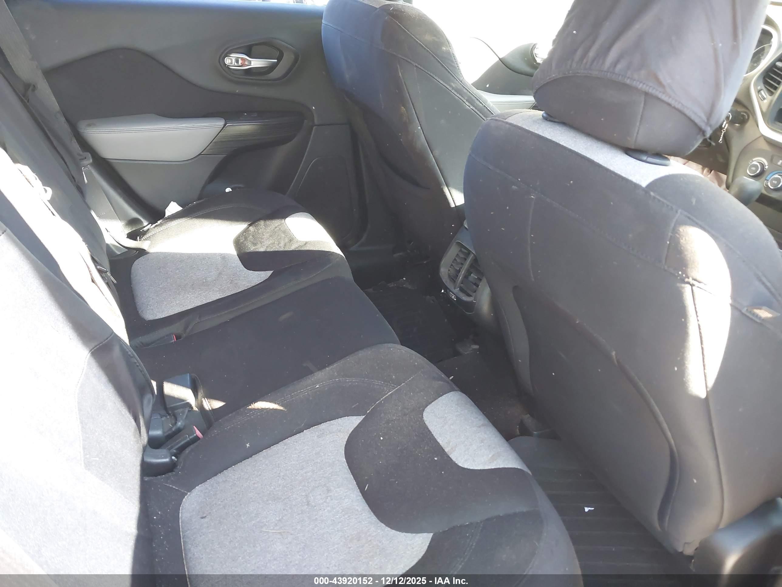 JEEP CHEROKEE image 8