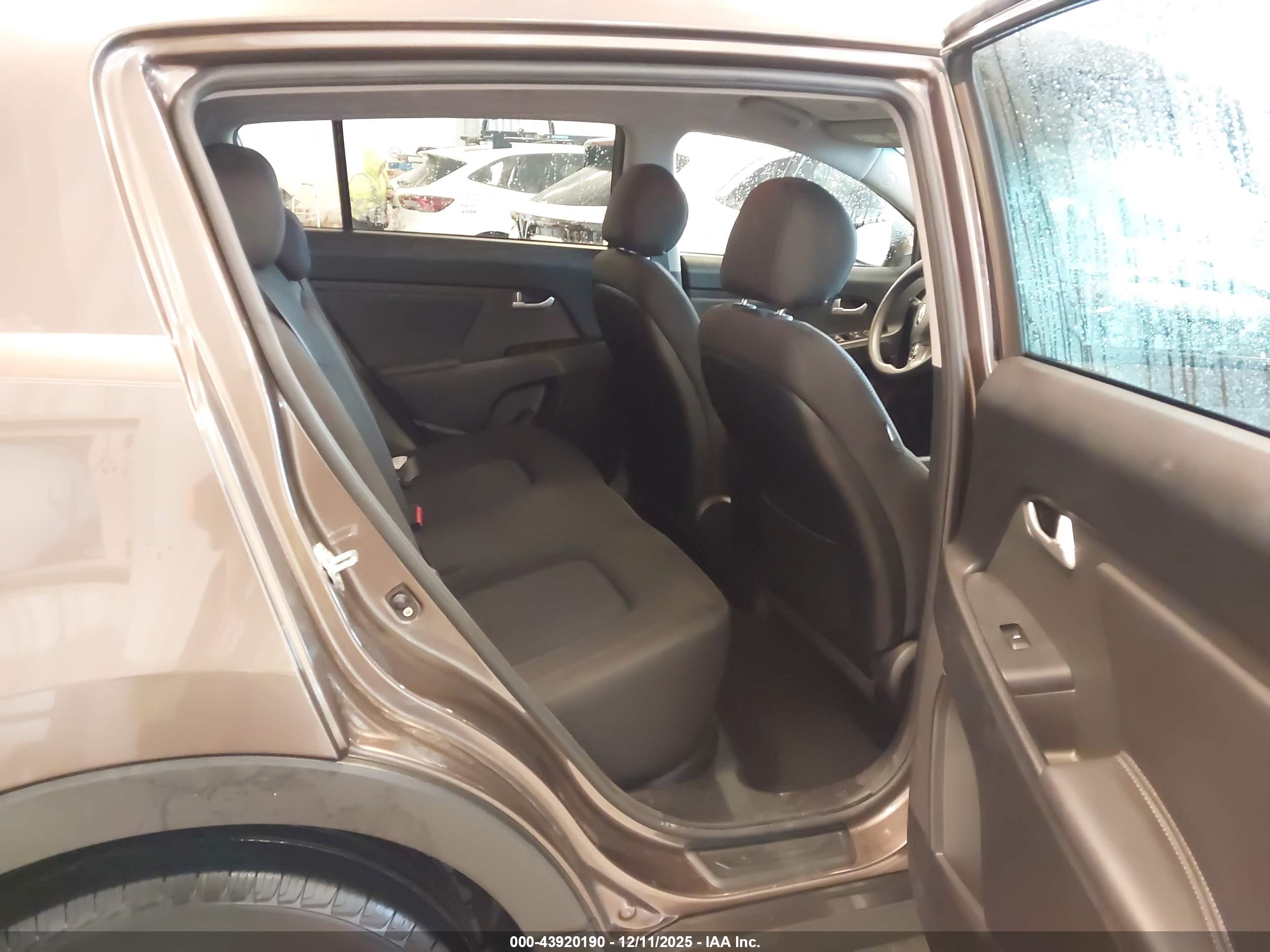 KIA SPORTAGE image 8