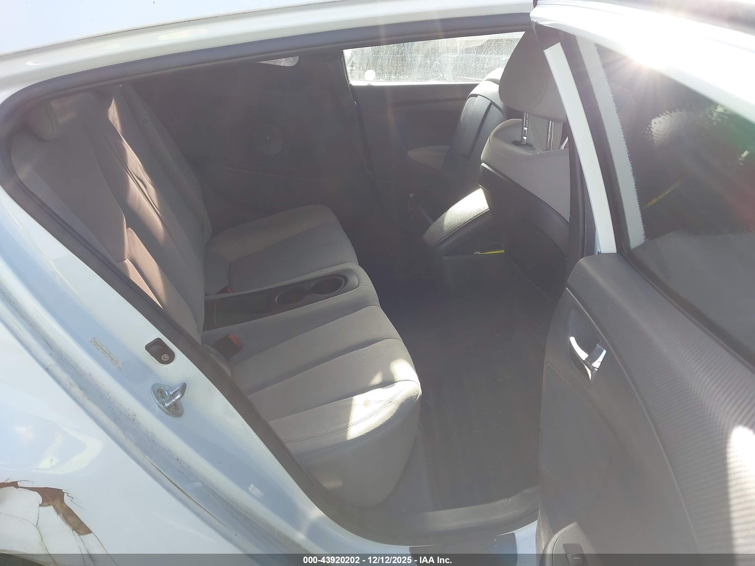 HYUNDAI VELOSTER image 8