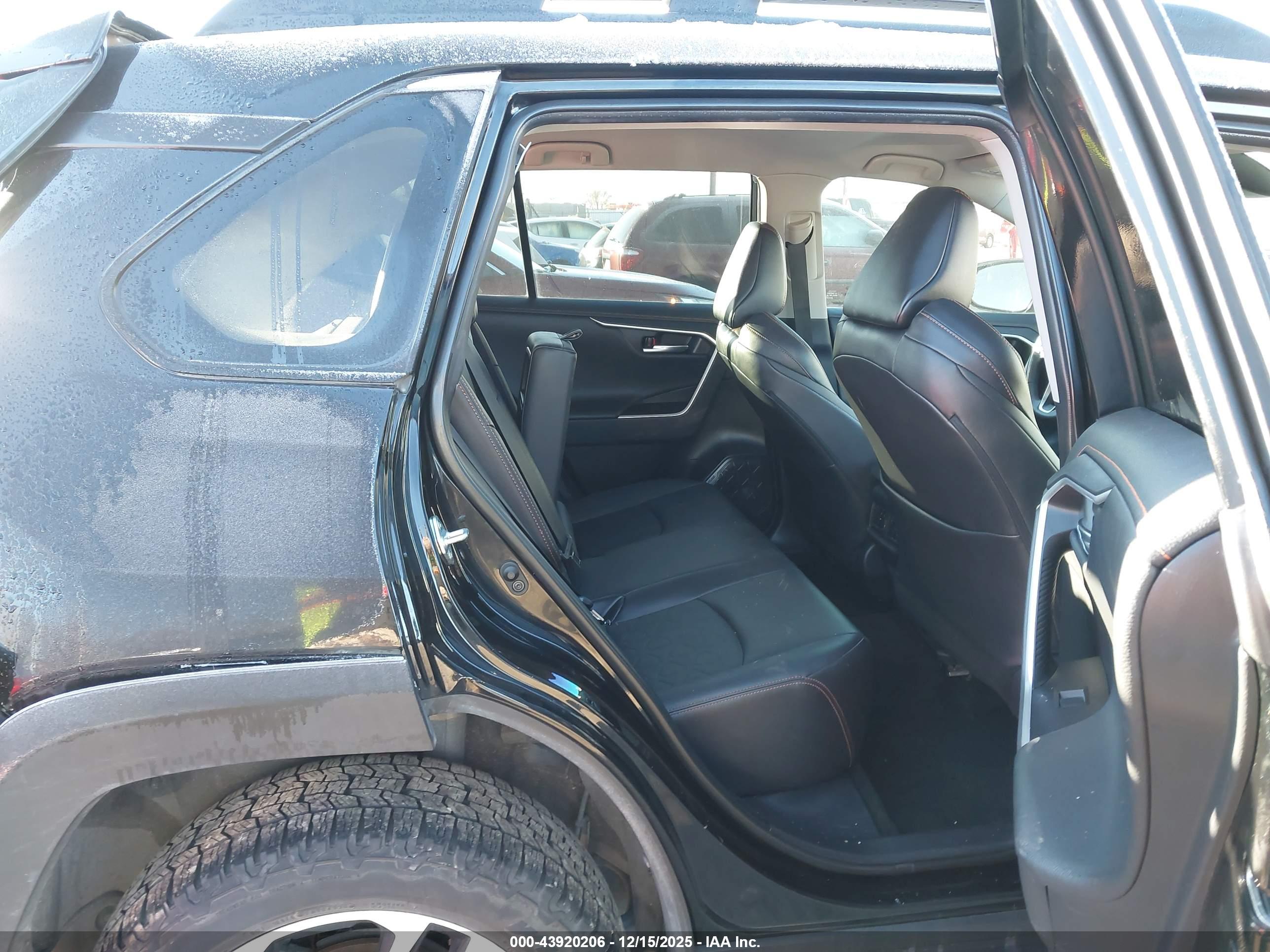 TOYOTA RAV4 image 8