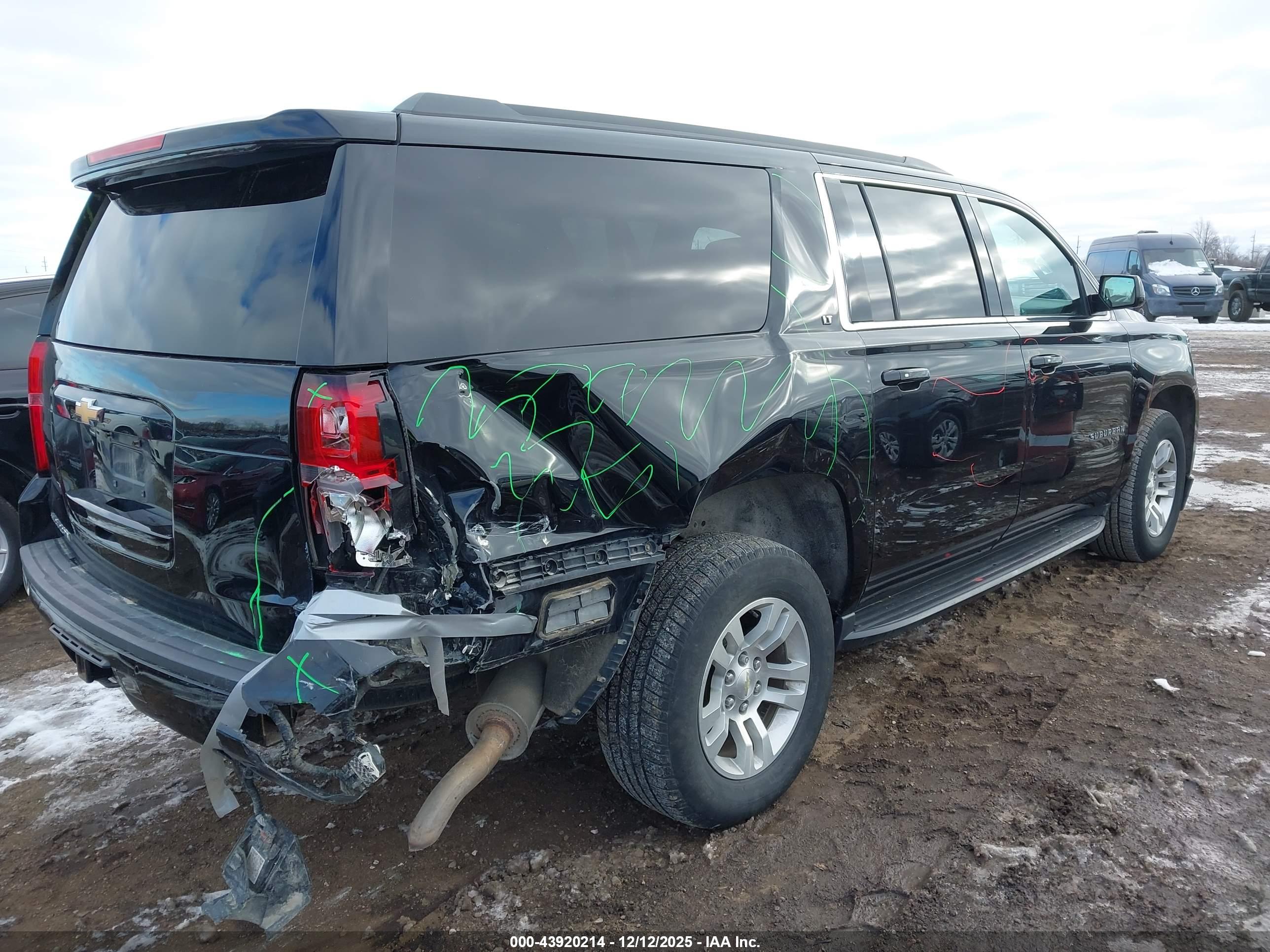 CHEVROLET SUBURBAN image 4