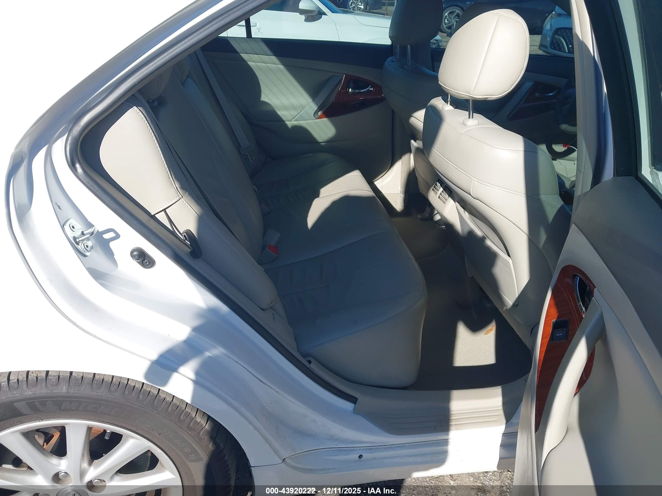 TOYOTA CAMRY image 8