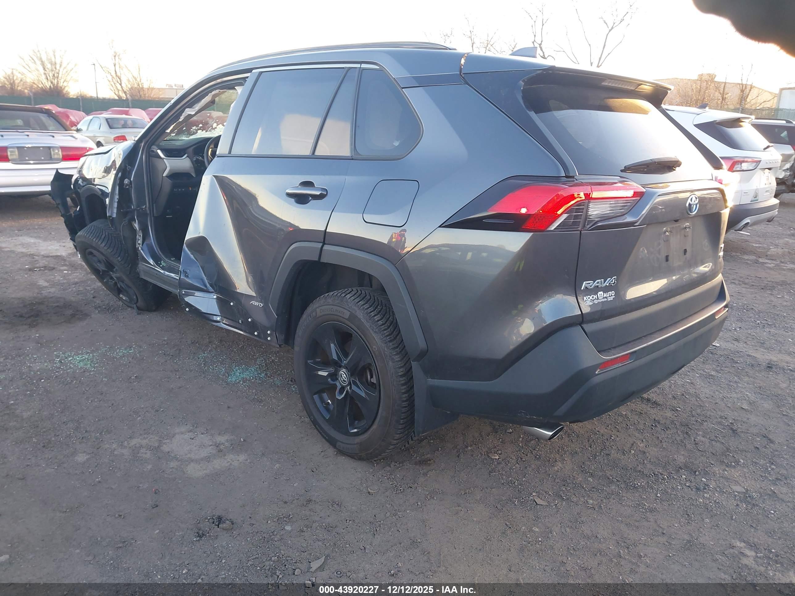 TOYOTA RAV4 image 3