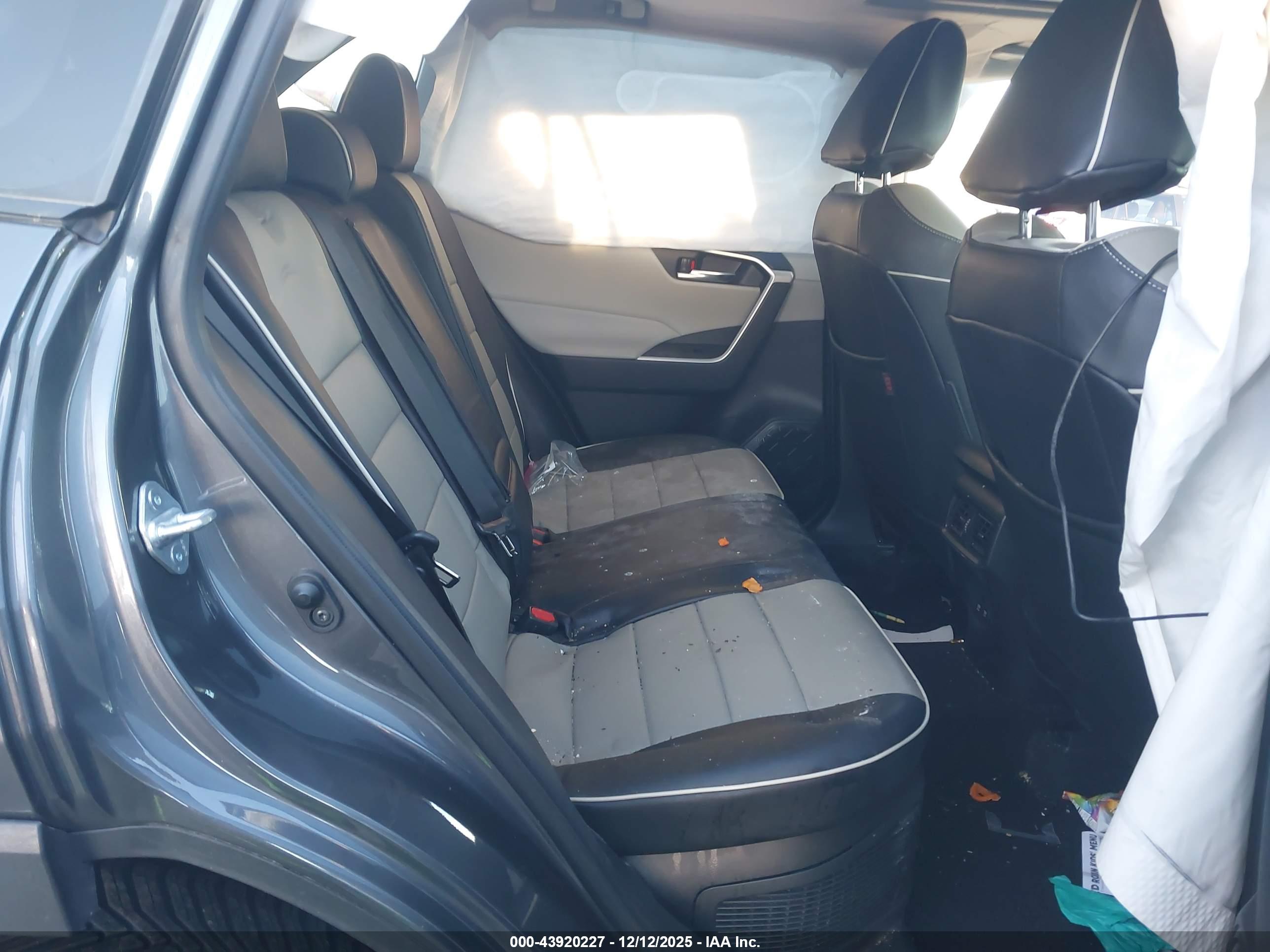 TOYOTA RAV4 image 8