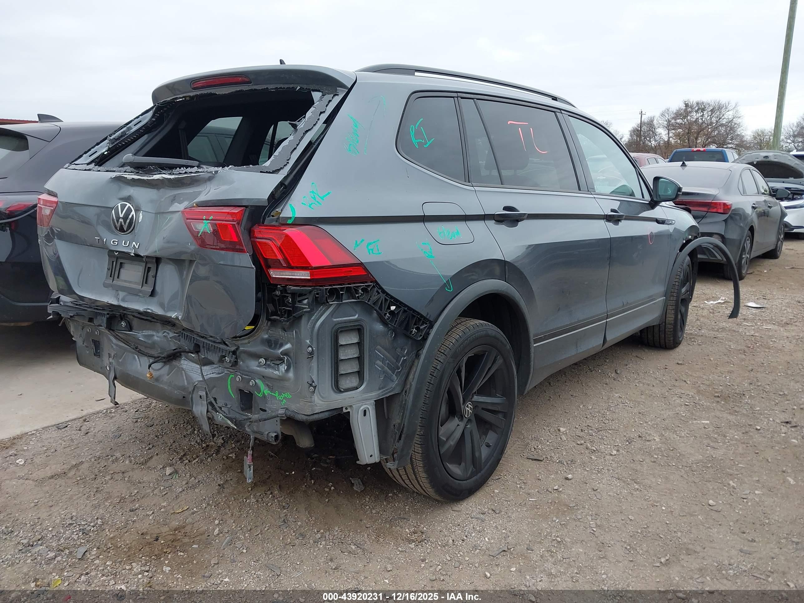 VOLKSWAGEN TIGUAN image 4