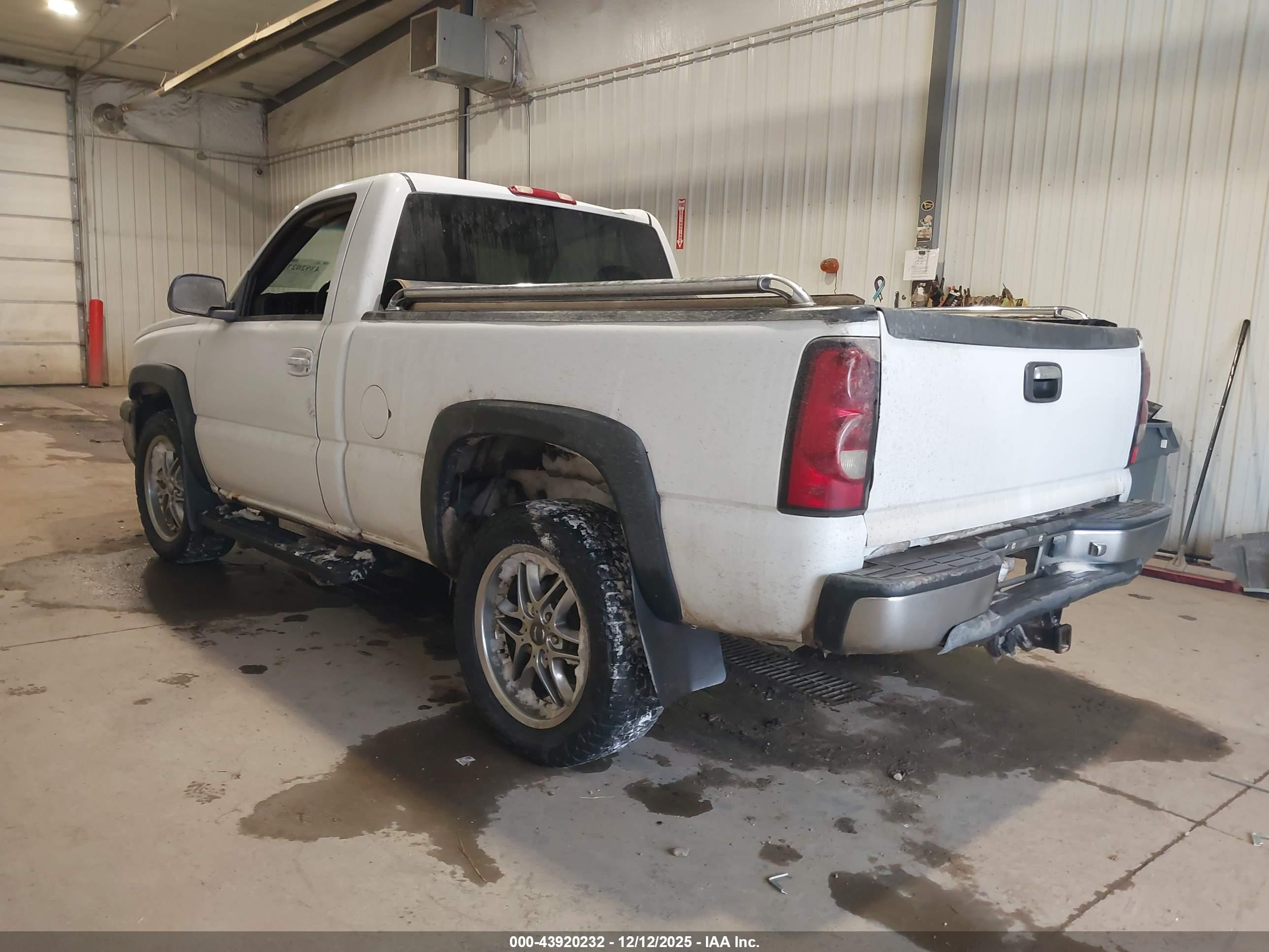 CHEVROLET SILVERADO image 3