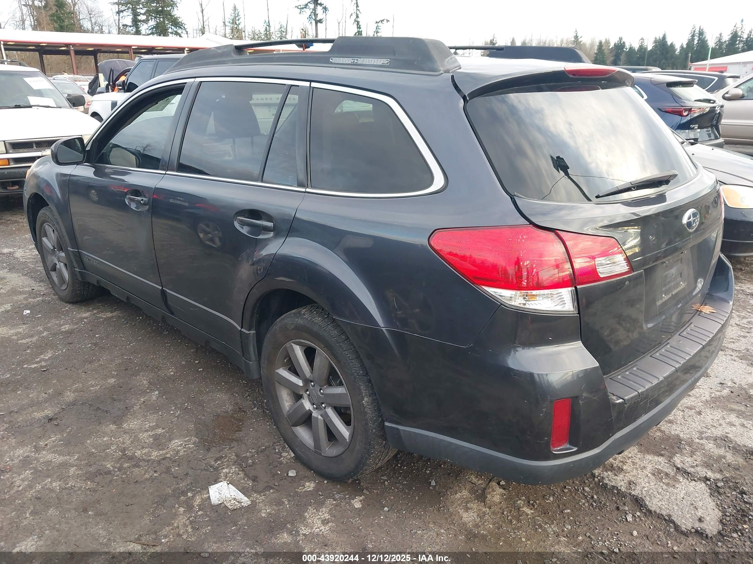SUBARU OUTBACK image 3