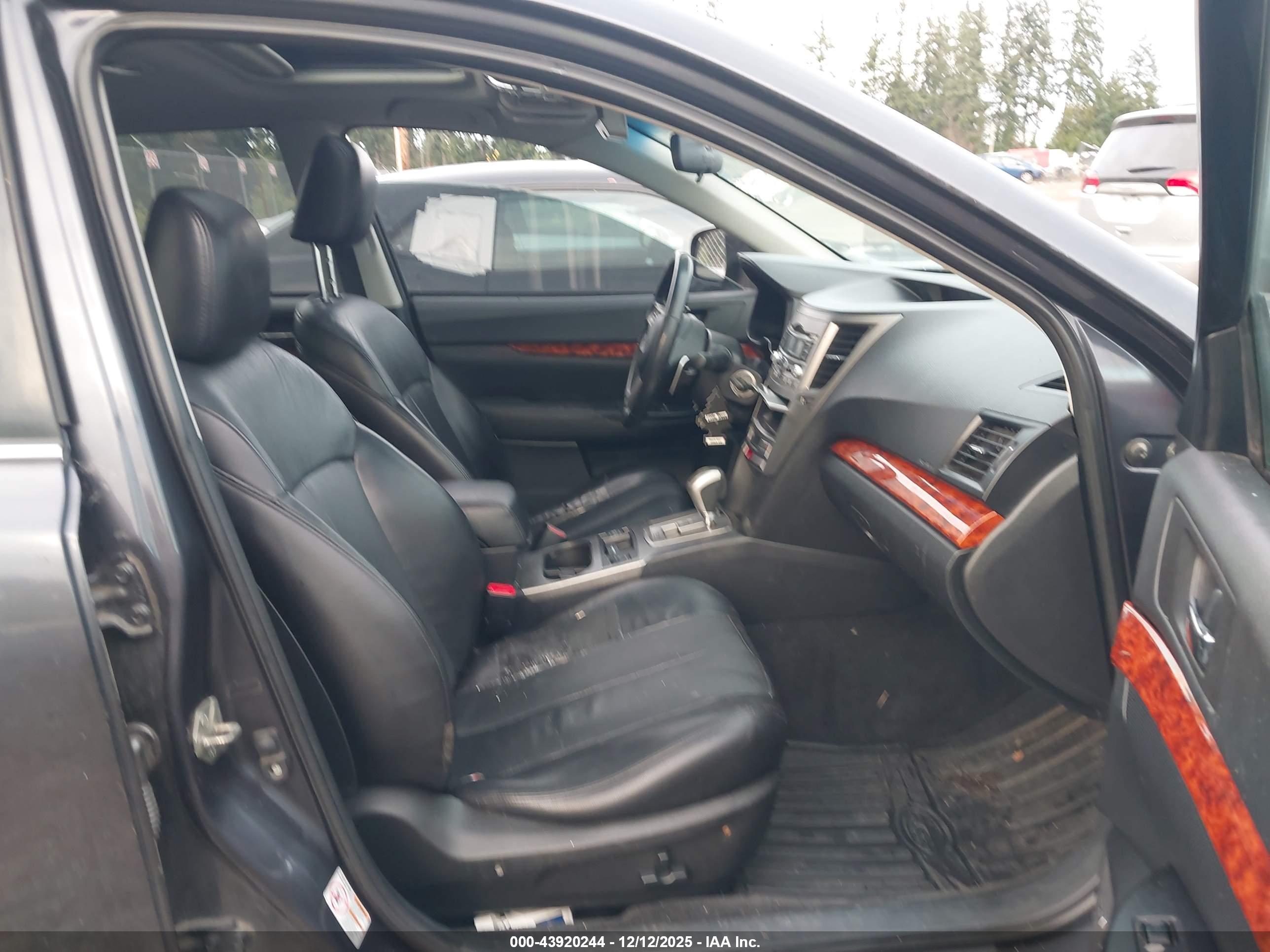 SUBARU OUTBACK image 5