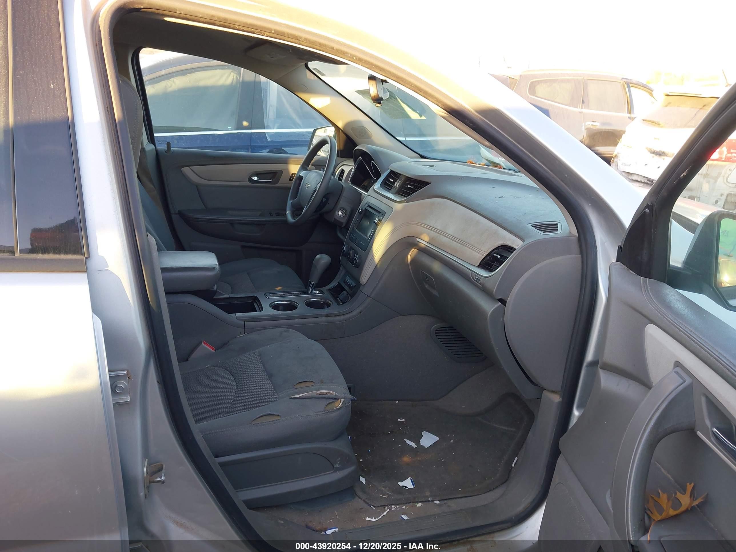 CHEVROLET TRAVERSE image 5