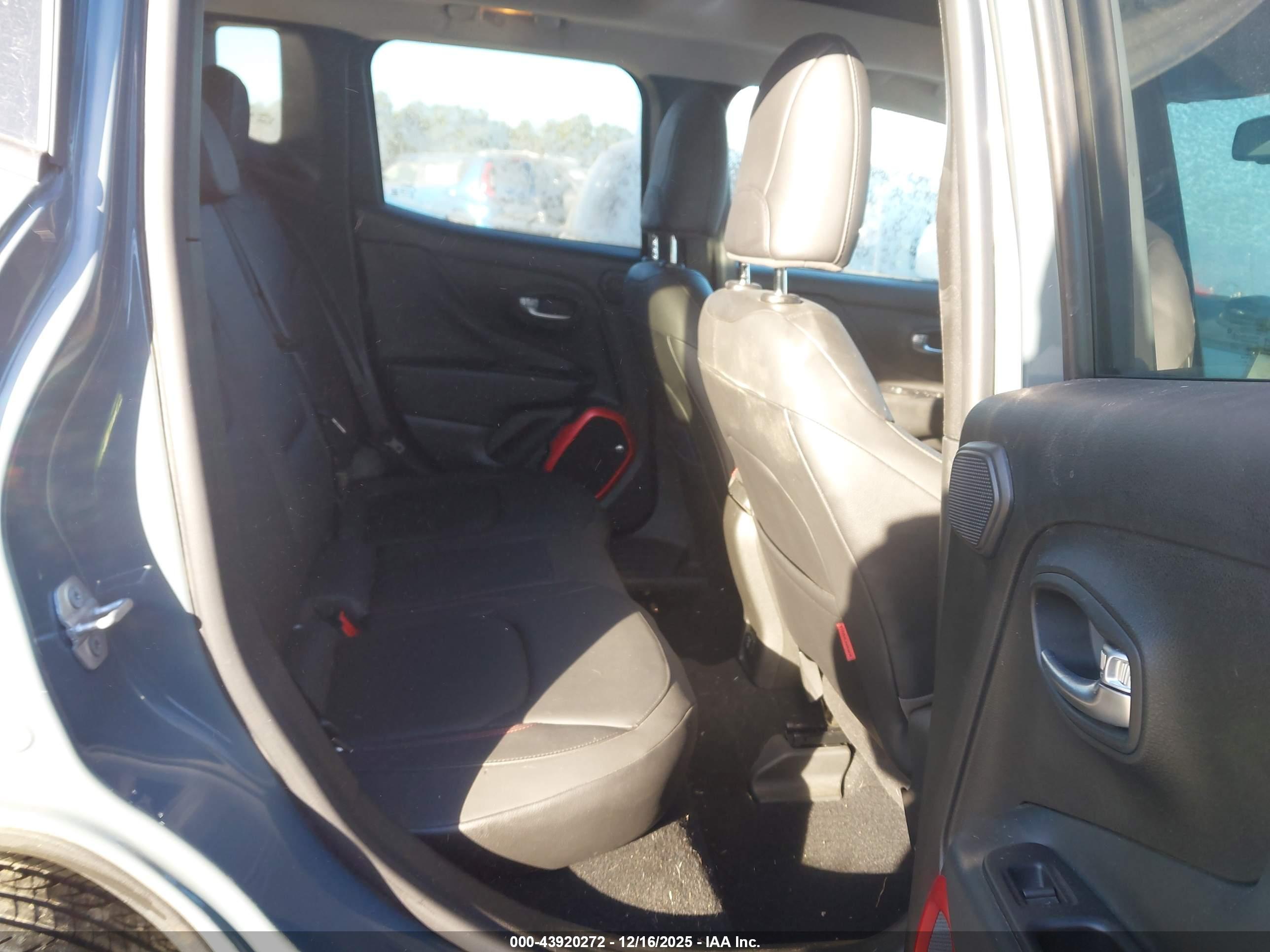 JEEP RENEGADE image 8