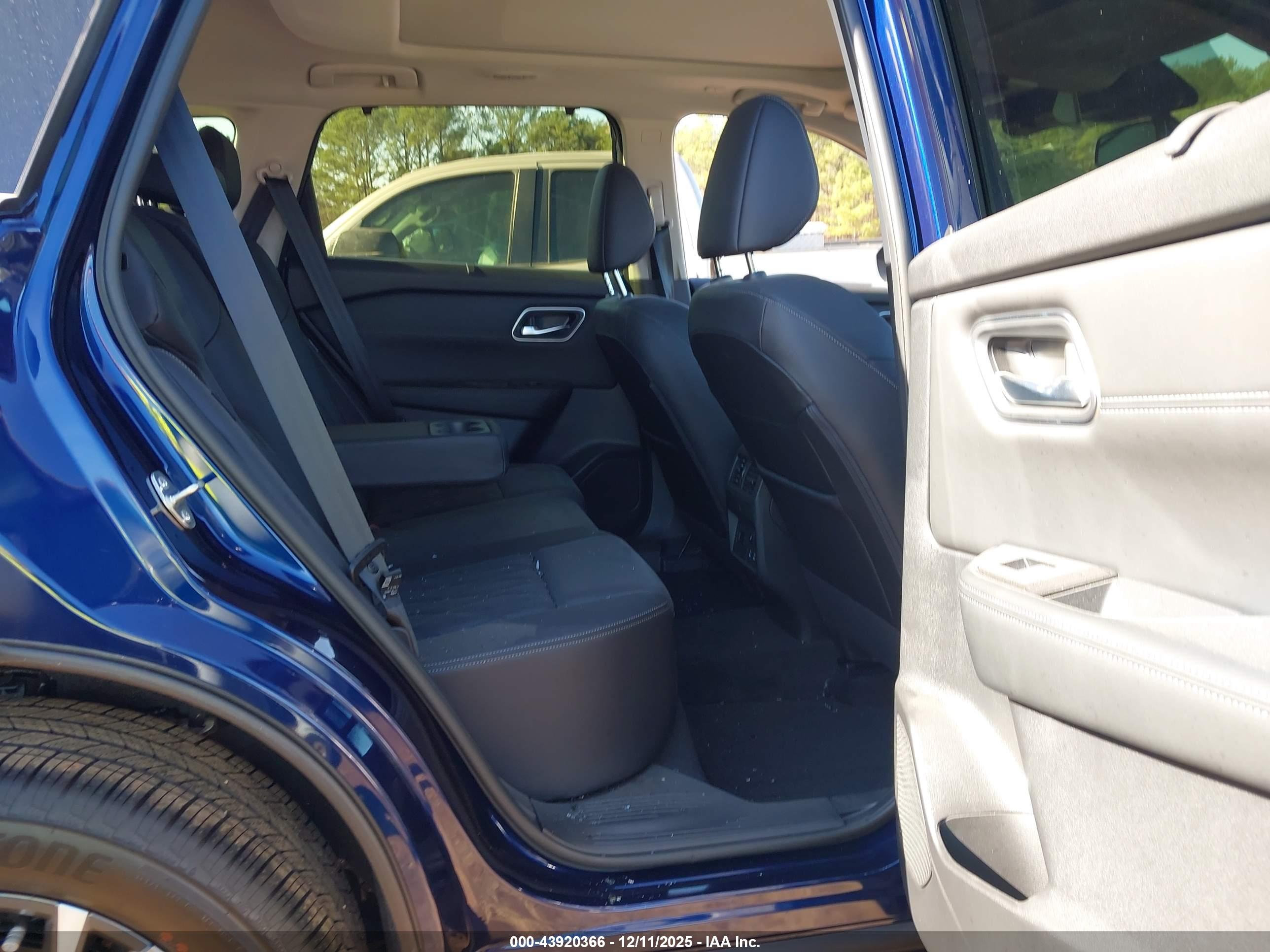 NISSAN ROGUE image 8
