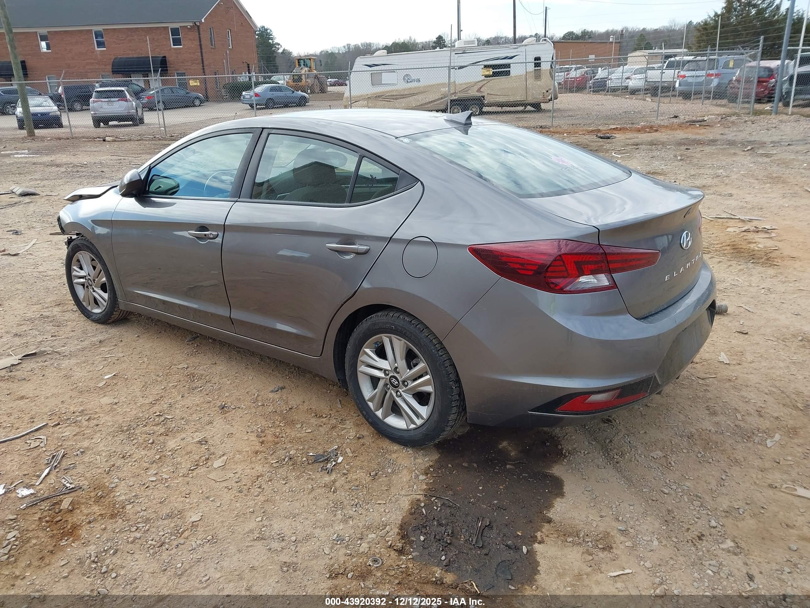 HYUNDAI ELANTRA image 3