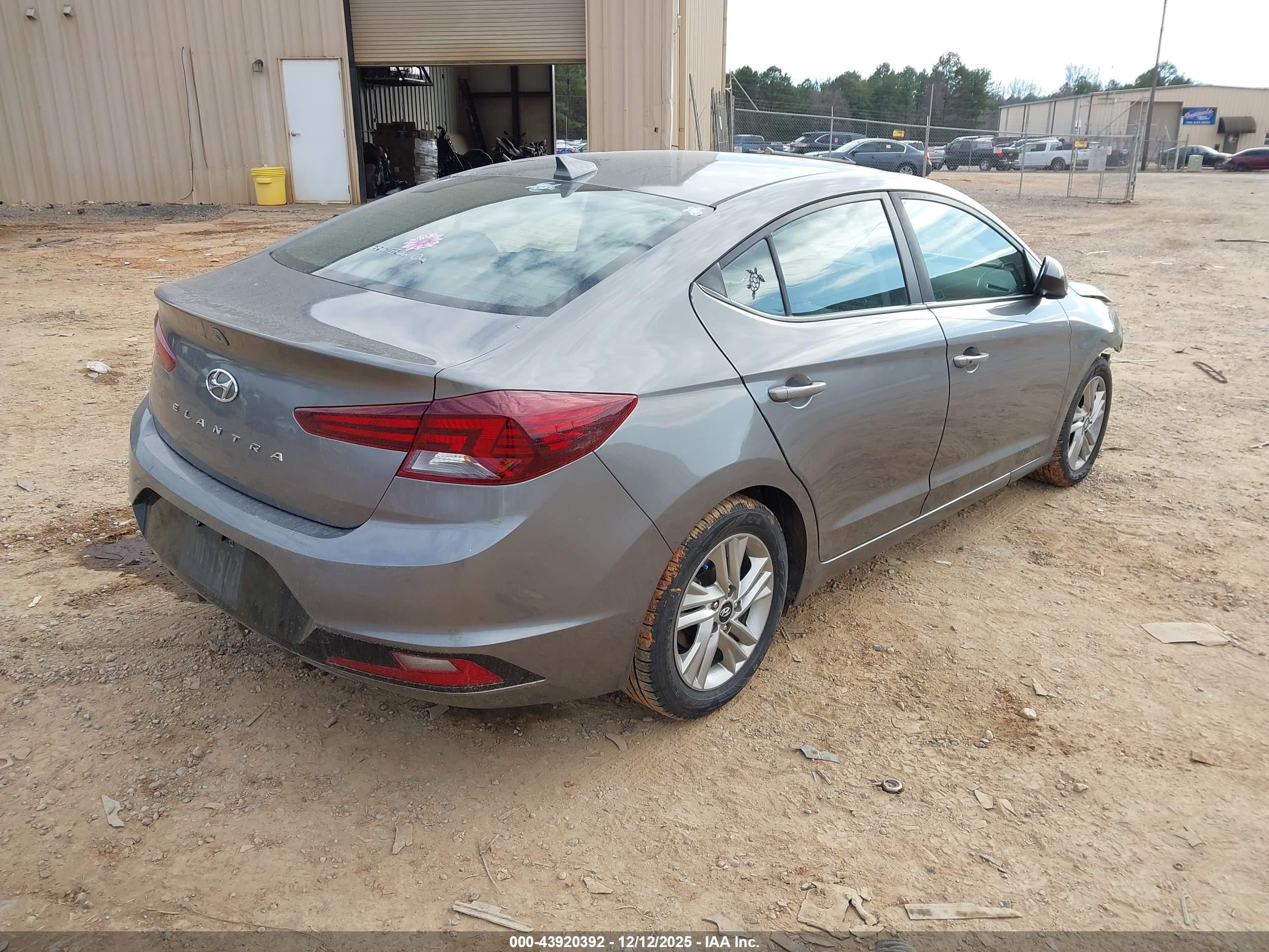 HYUNDAI ELANTRA image 4