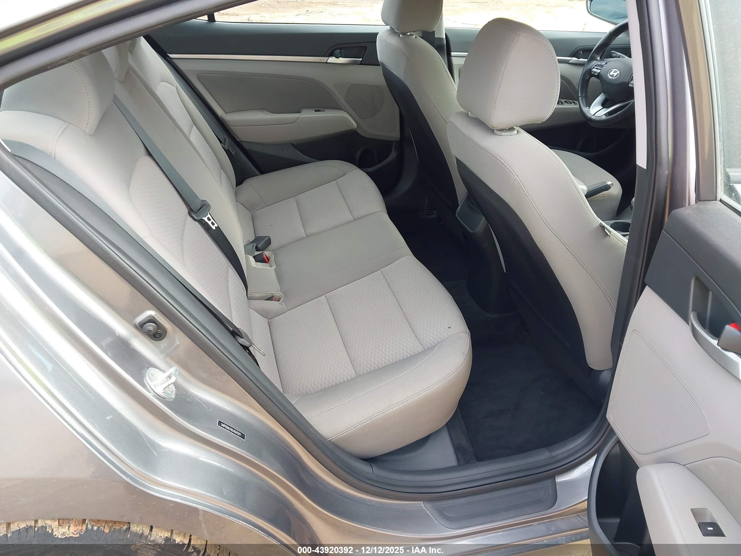 HYUNDAI ELANTRA image 8