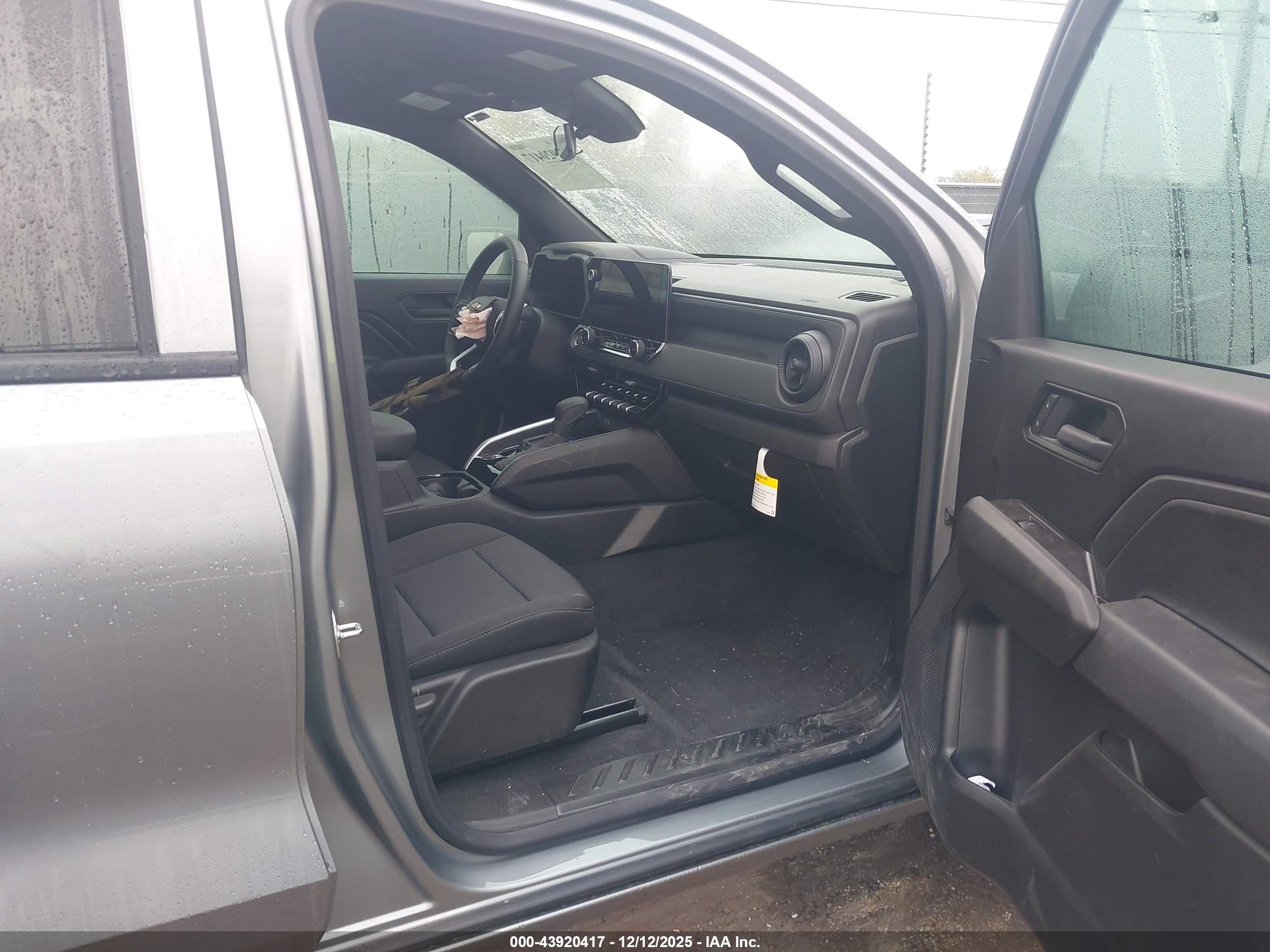 CHEVROLET COLORADO image 5