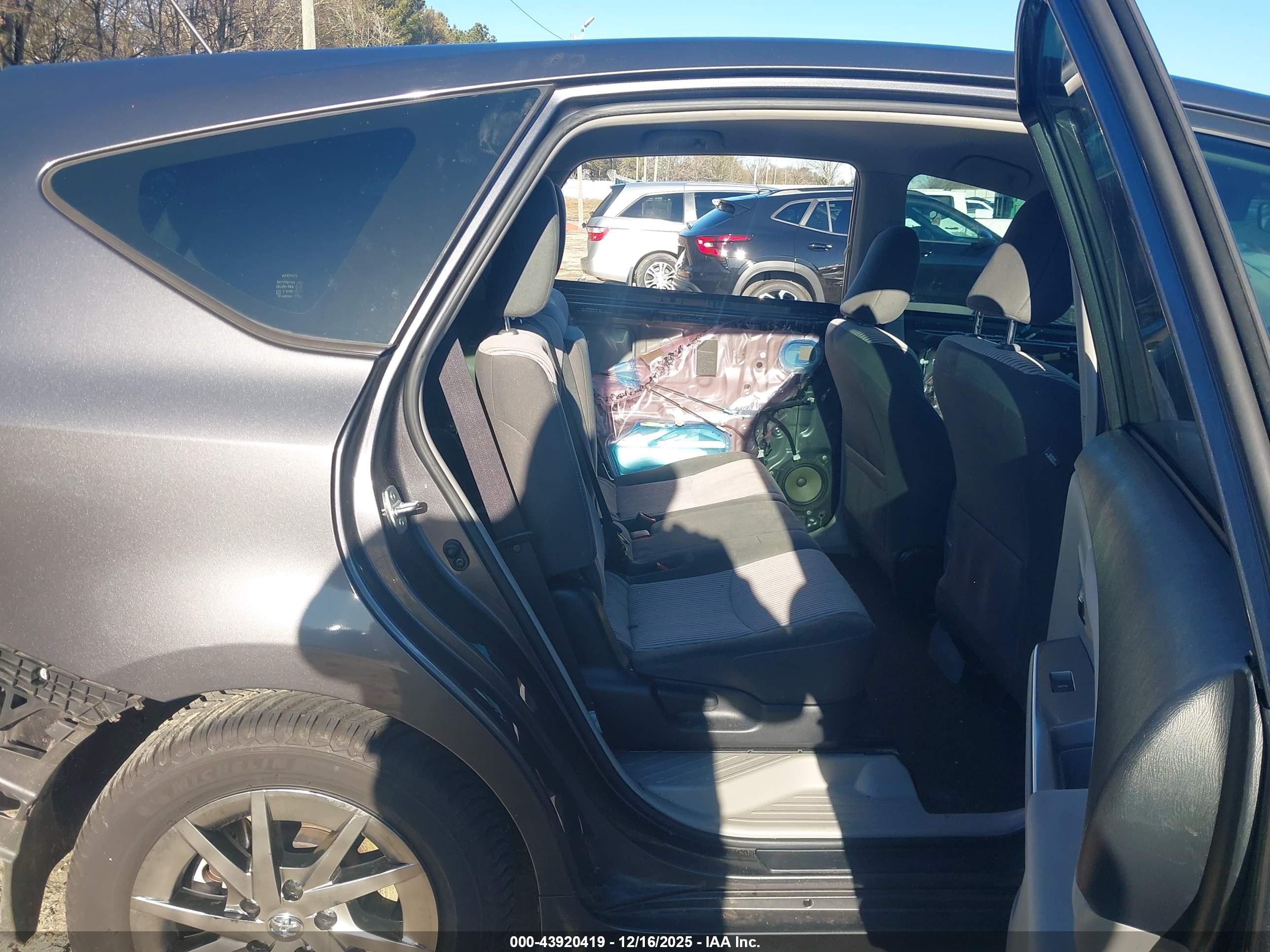 TOYOTA PRIUS image 8