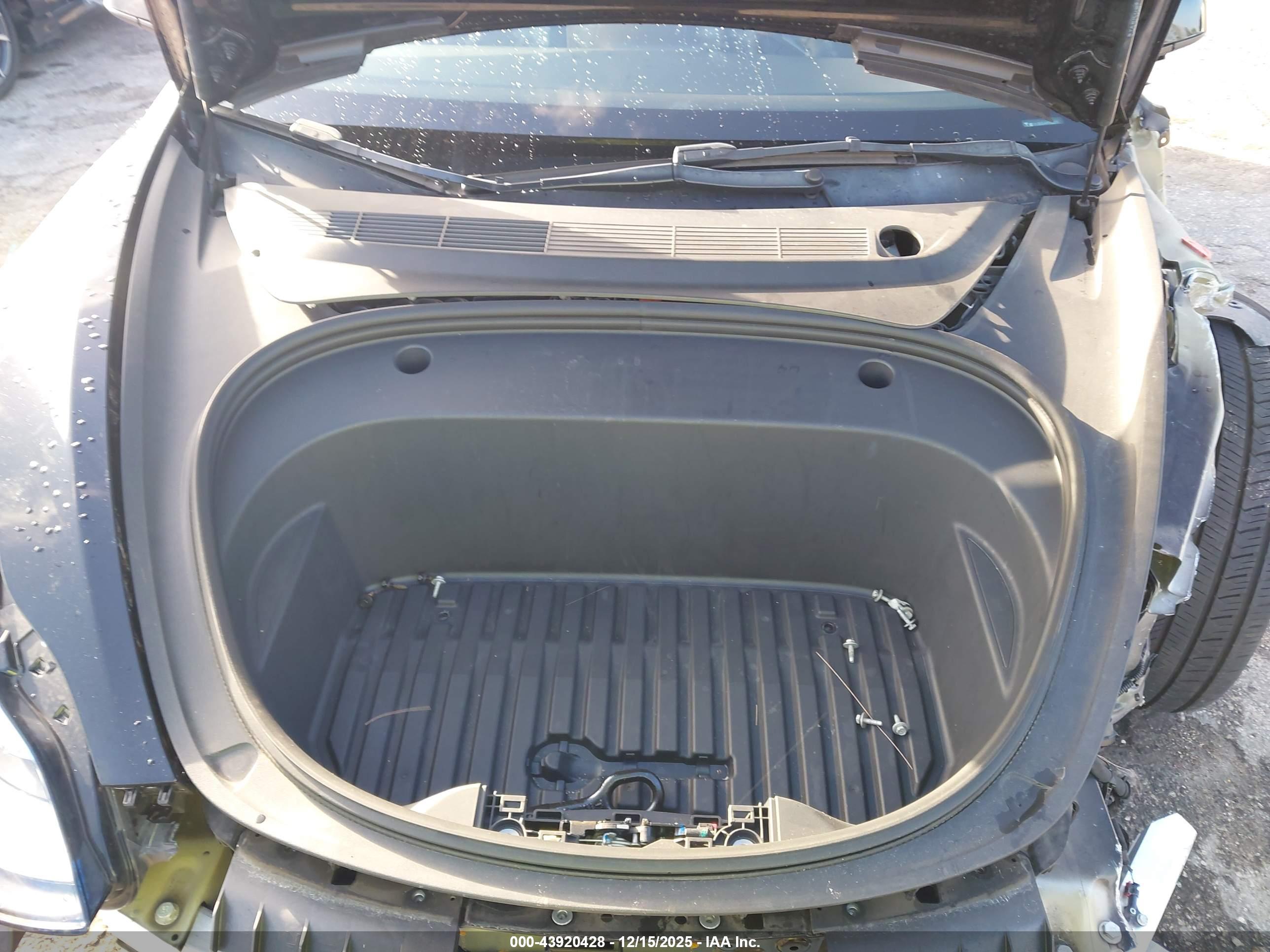 TESLA MODEL image 10