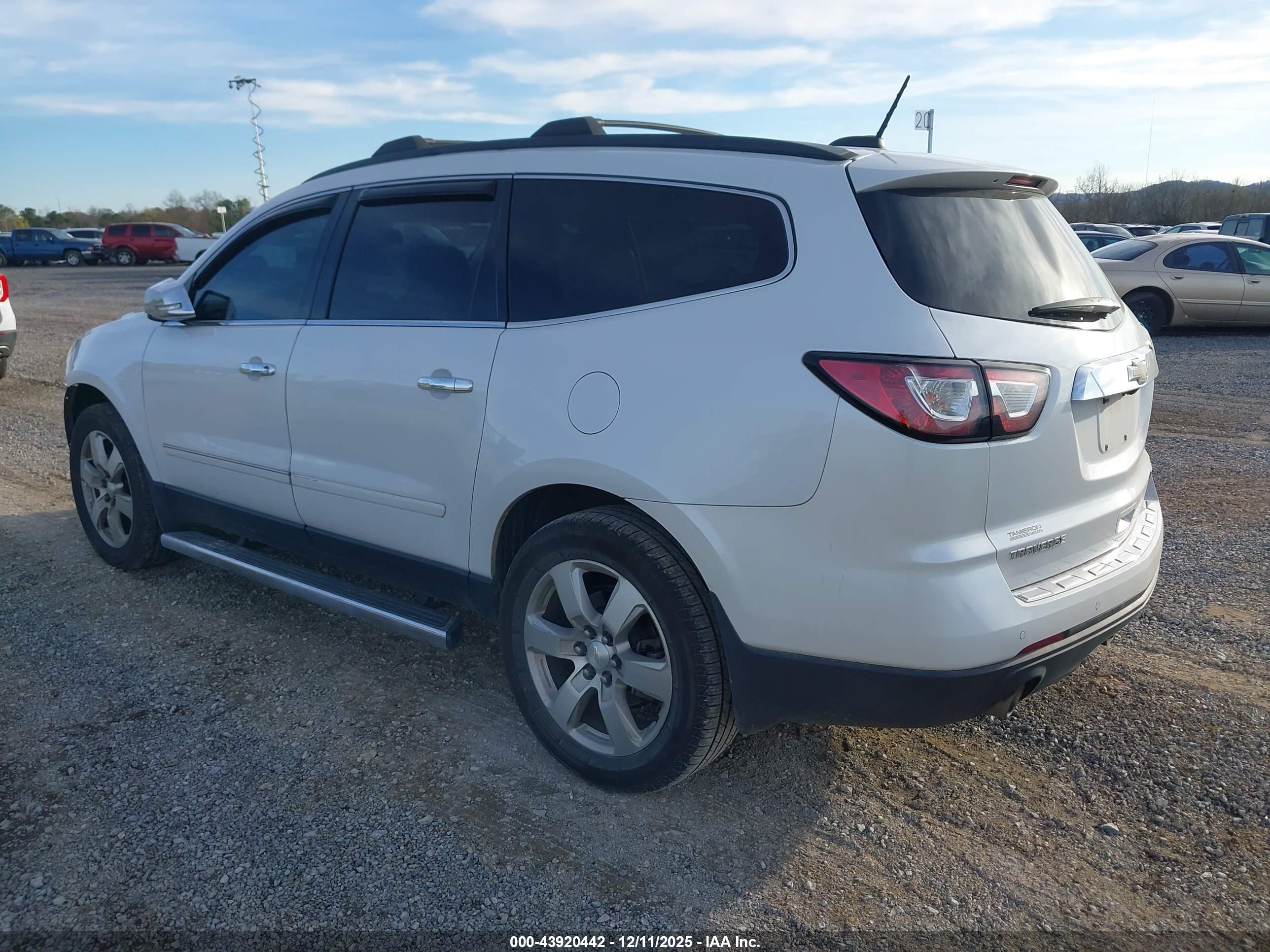 CHEVROLET TRAVERSE image 3