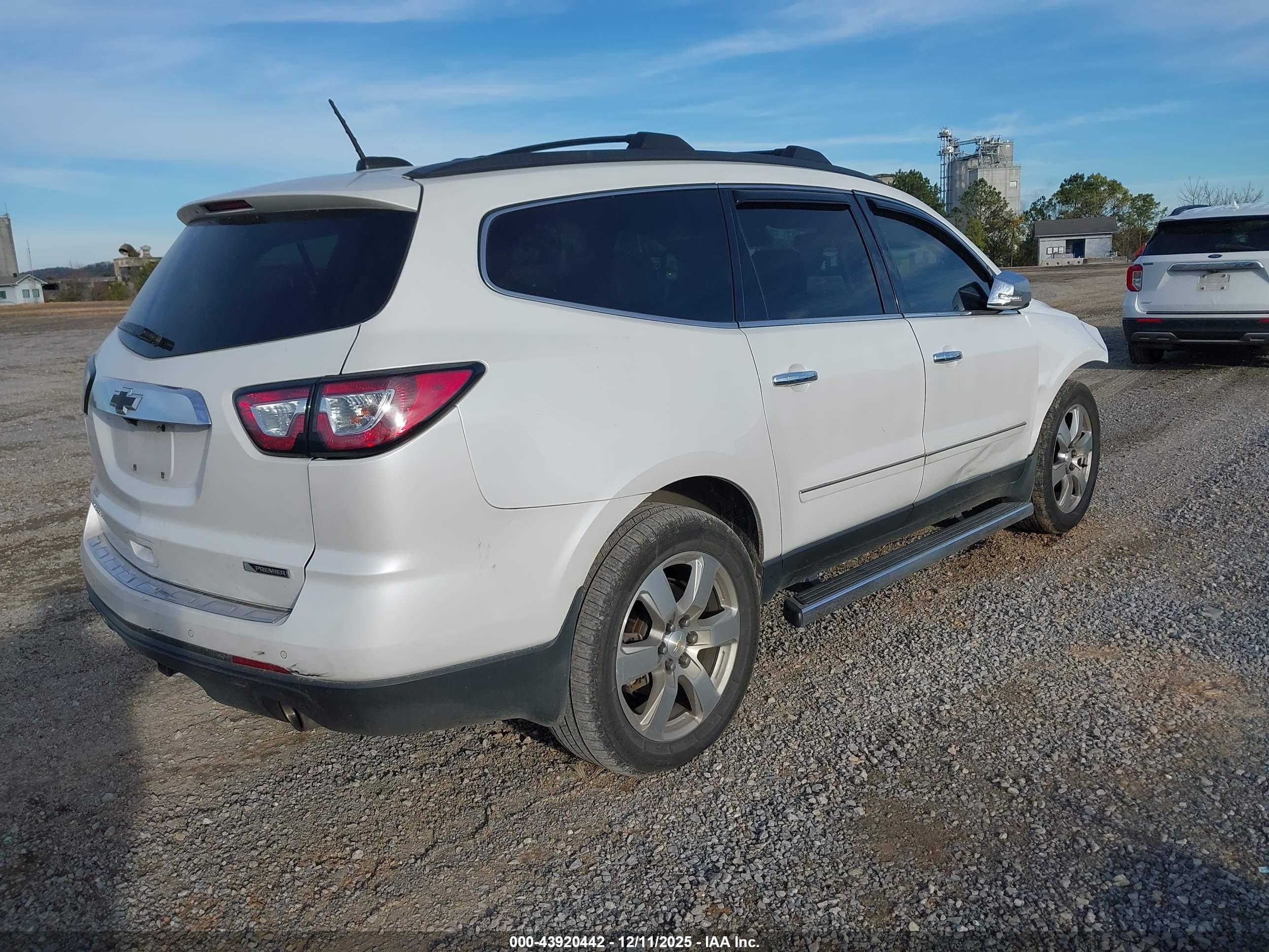 CHEVROLET TRAVERSE image 4