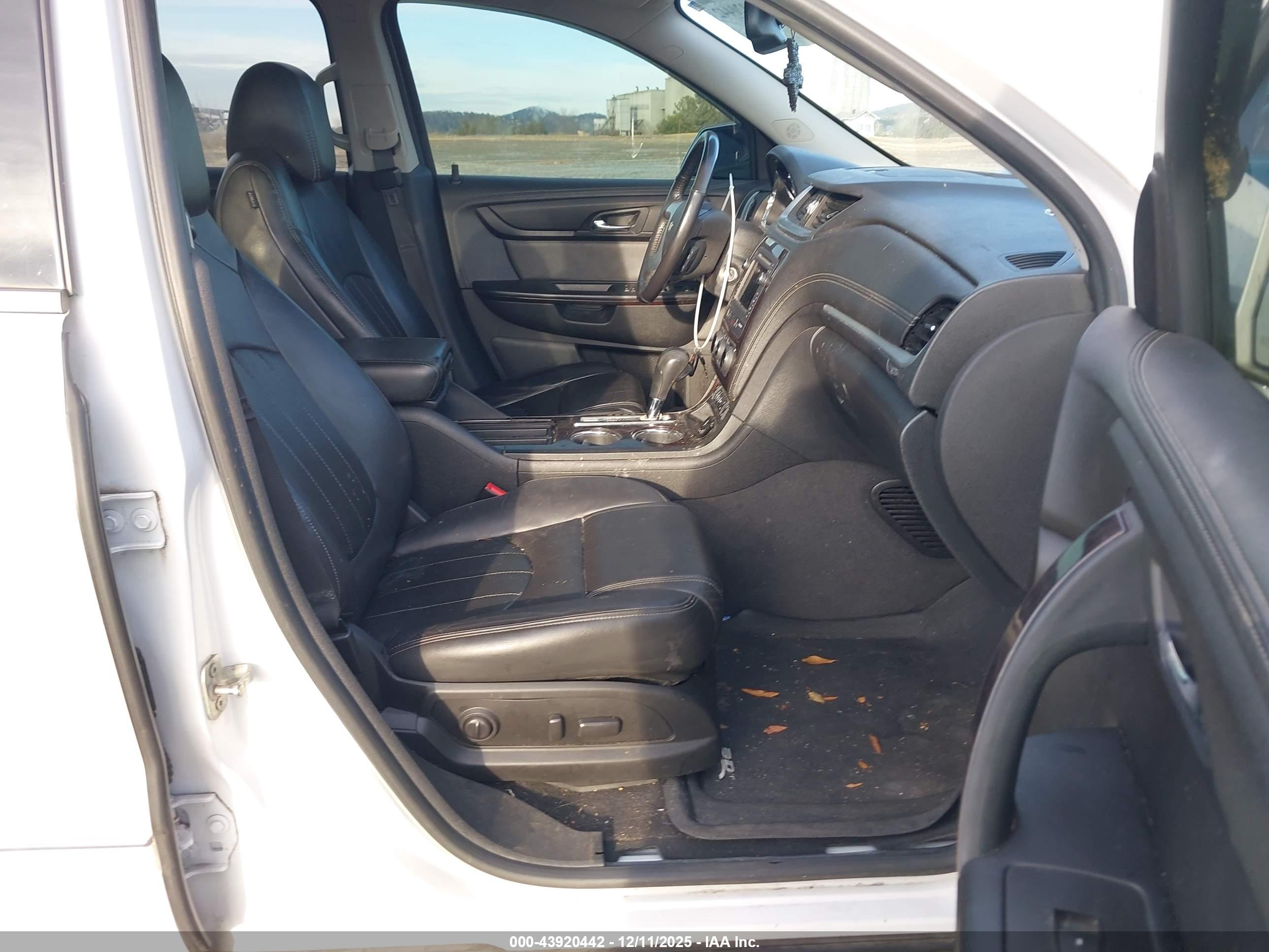 CHEVROLET TRAVERSE image 5
