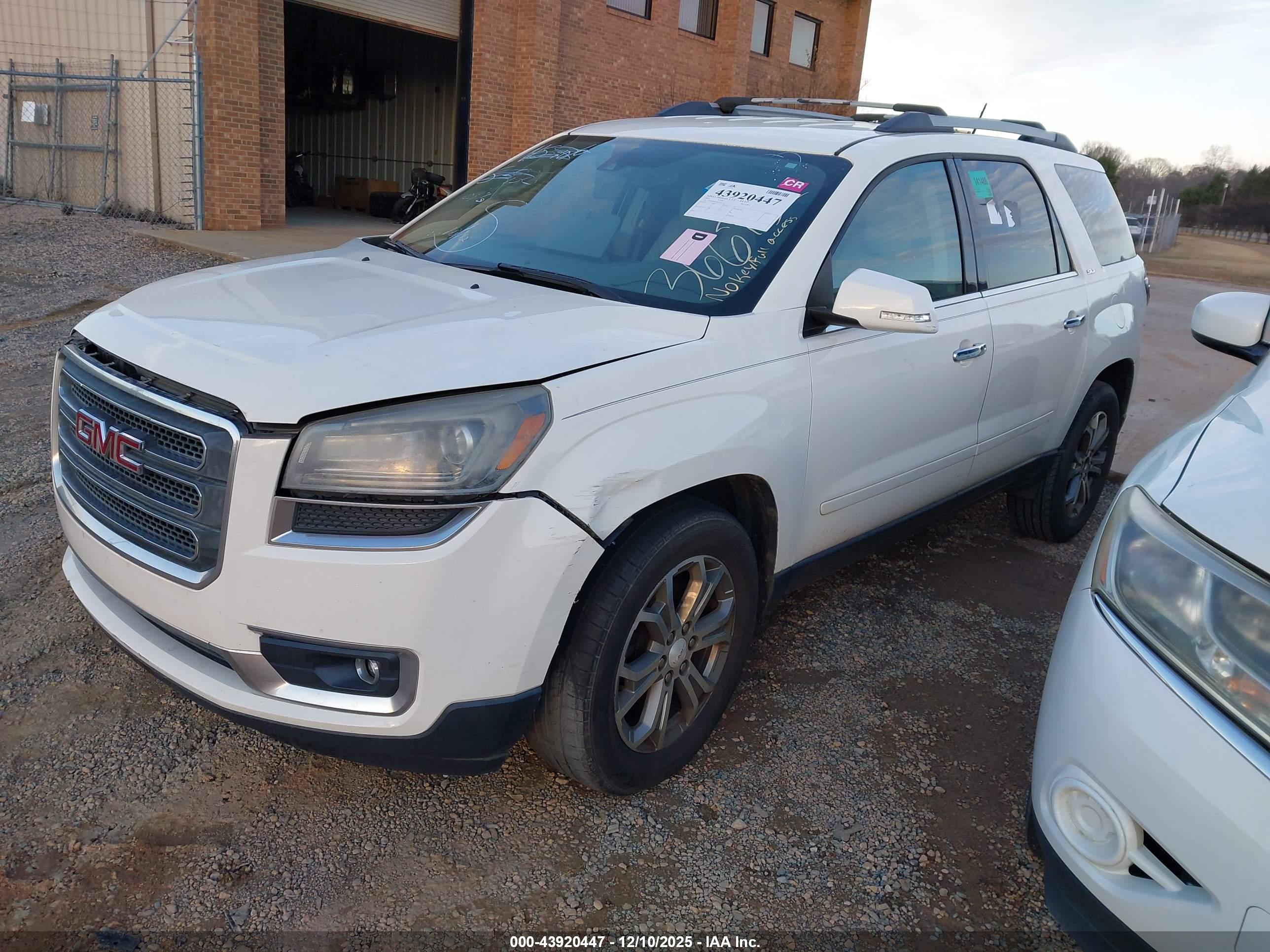 GMC ACADIA image 2