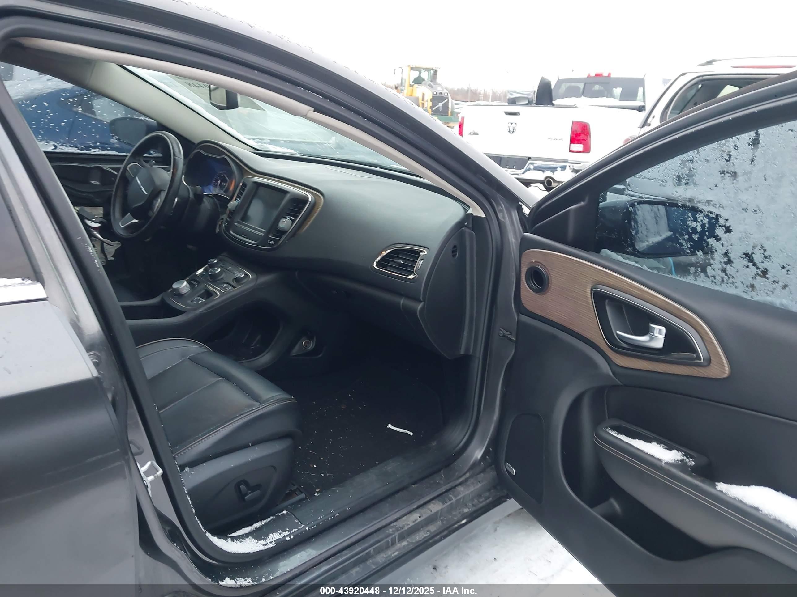 CHRYSLER 200 image 5