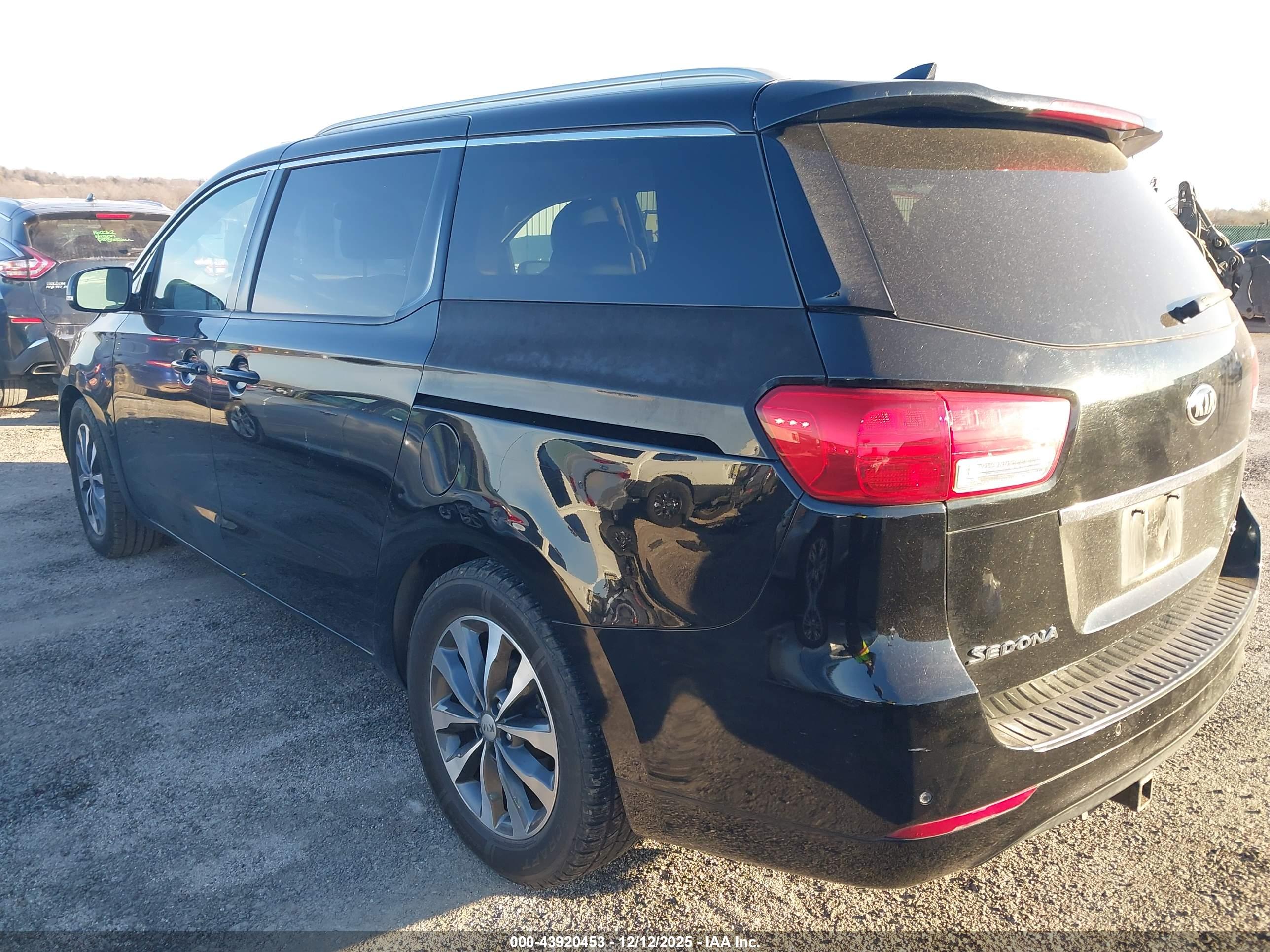 KIA SEDONA image 3
