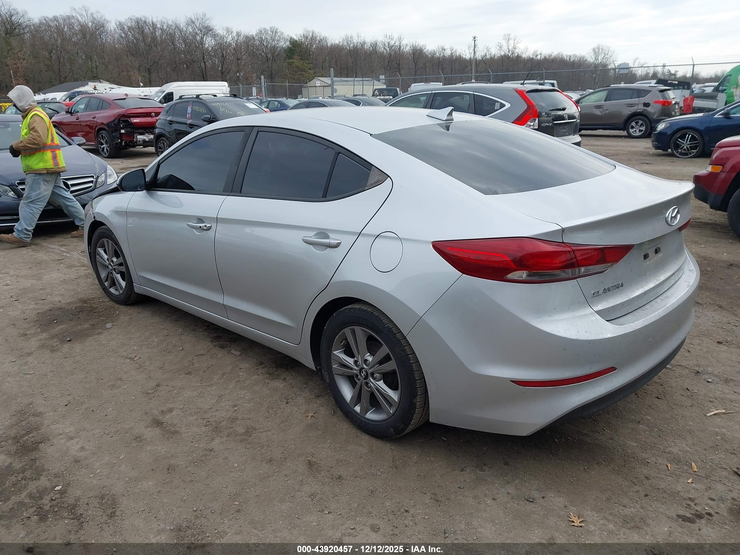 HYUNDAI ELANTRA image 3