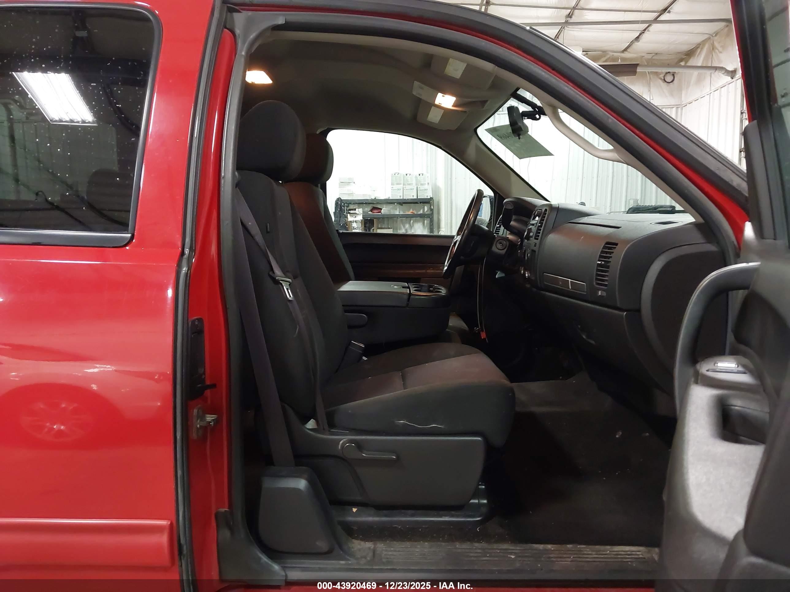 CHEVROLET SILVERADO image 5