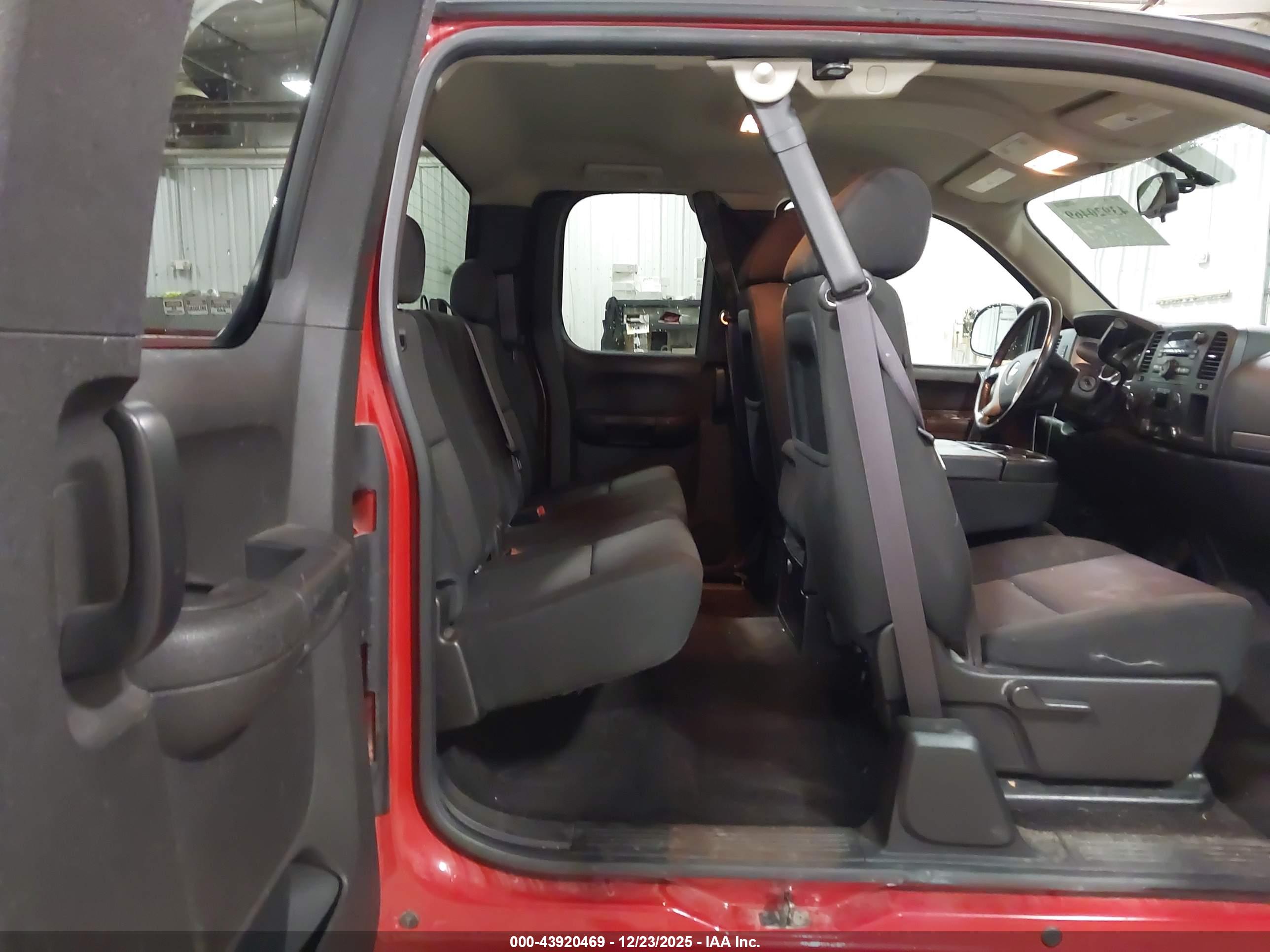 CHEVROLET SILVERADO image 8