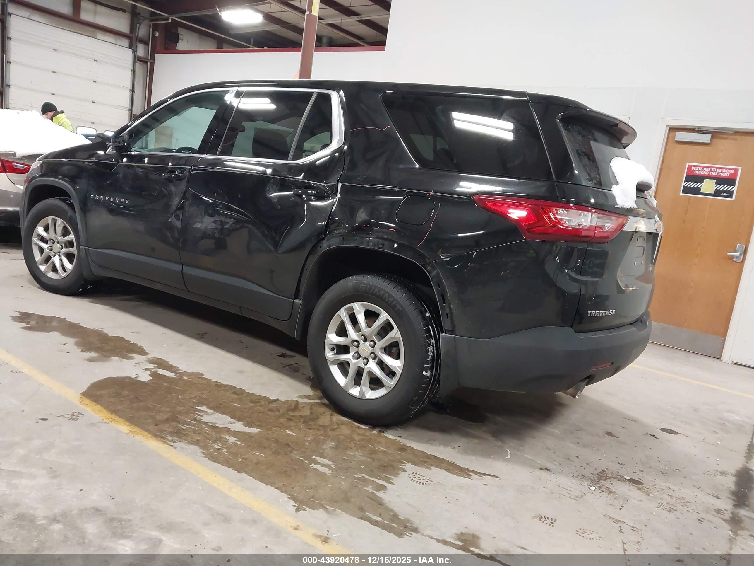 CHEVROLET TRAVERSE image 3