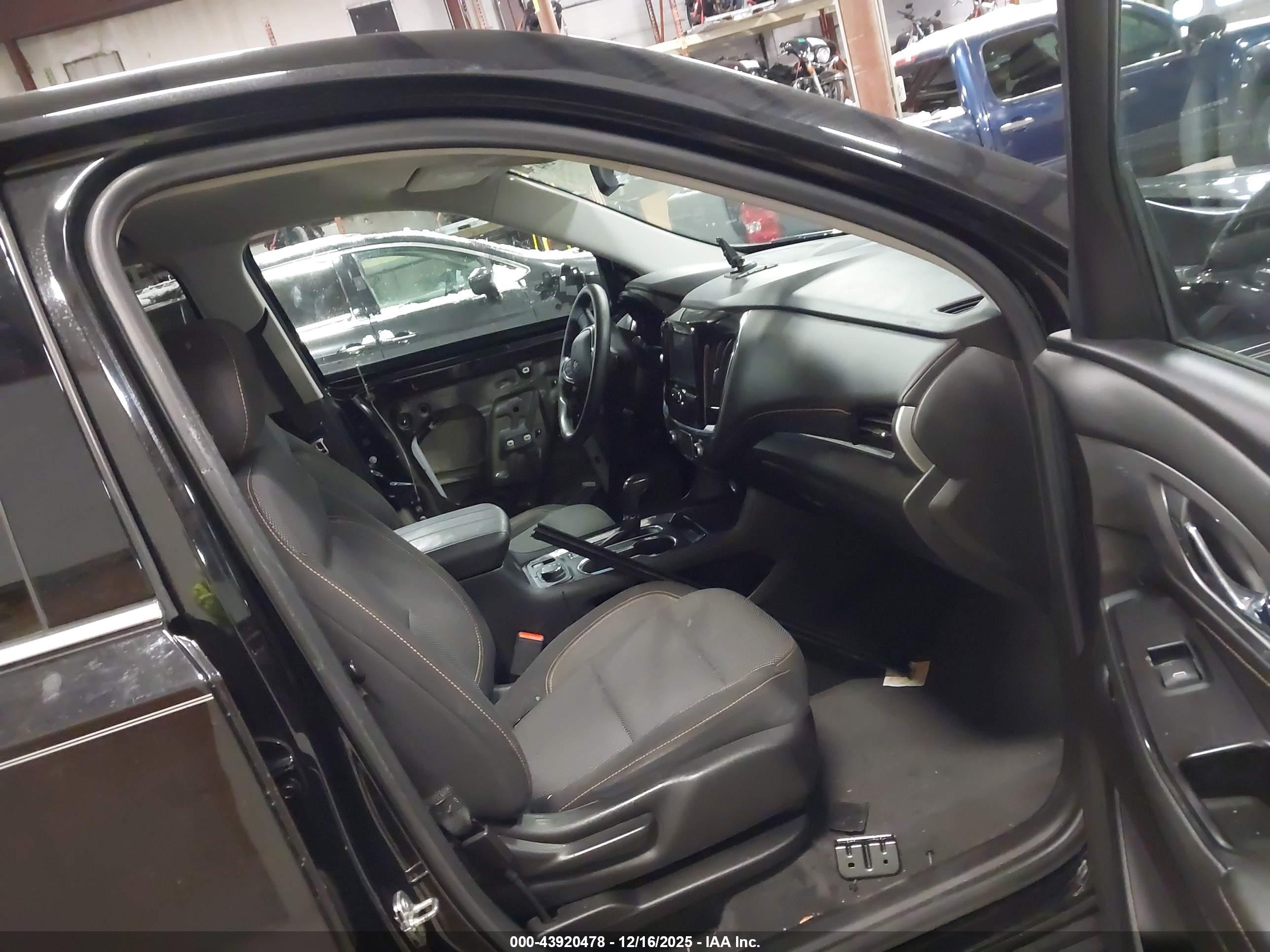 CHEVROLET TRAVERSE image 5