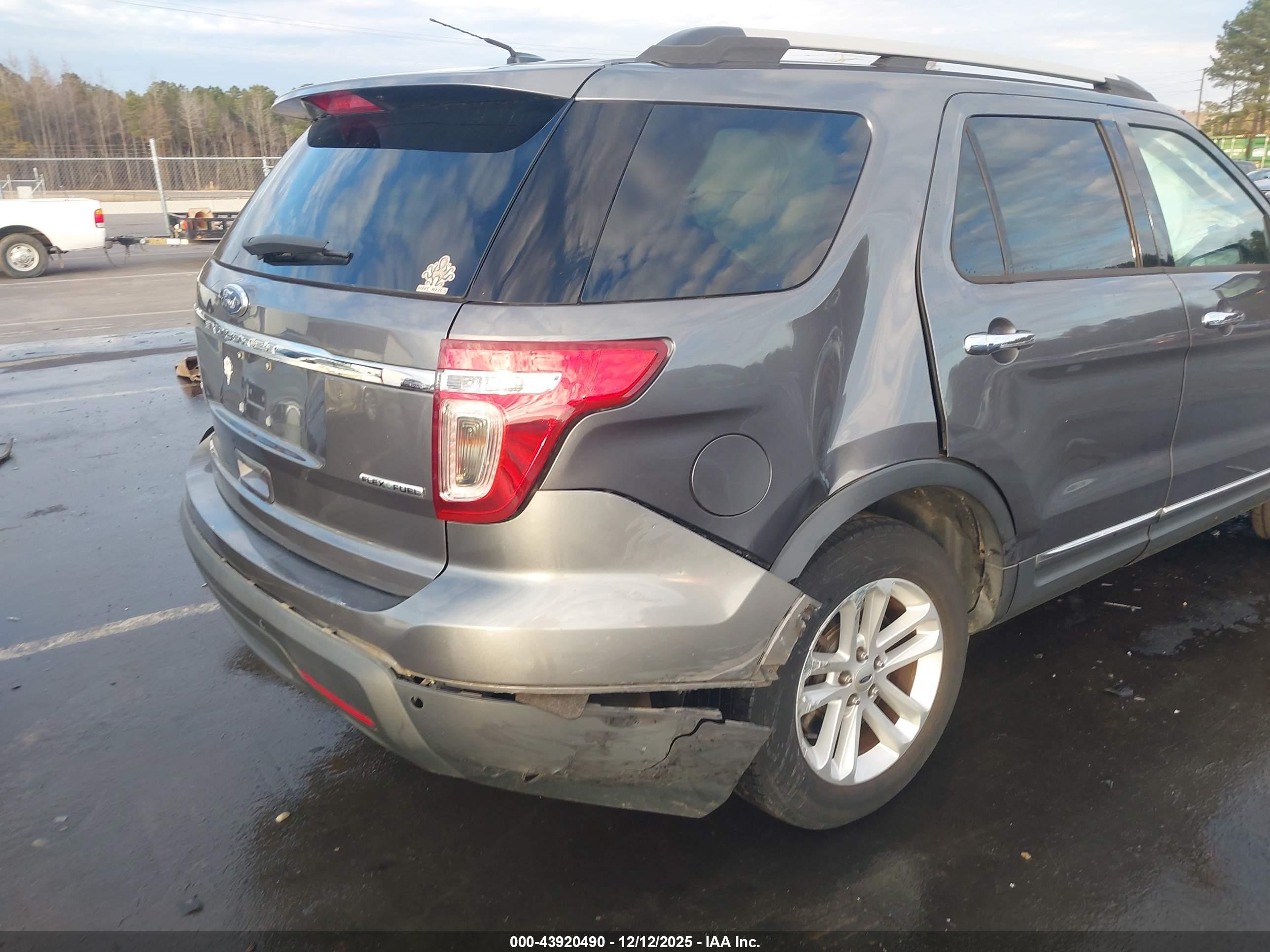 FORD EXPLORER image 6