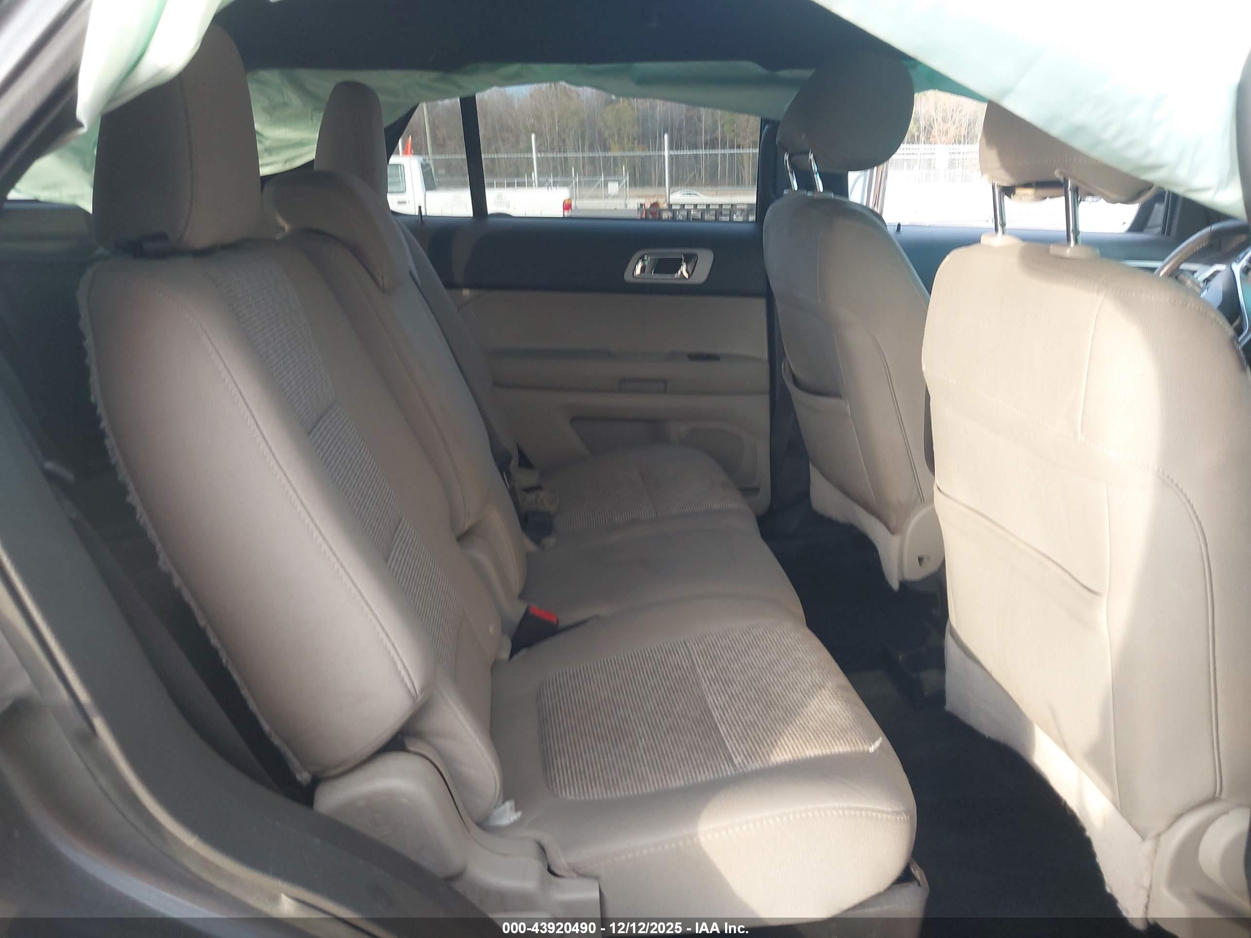 FORD EXPLORER image 8
