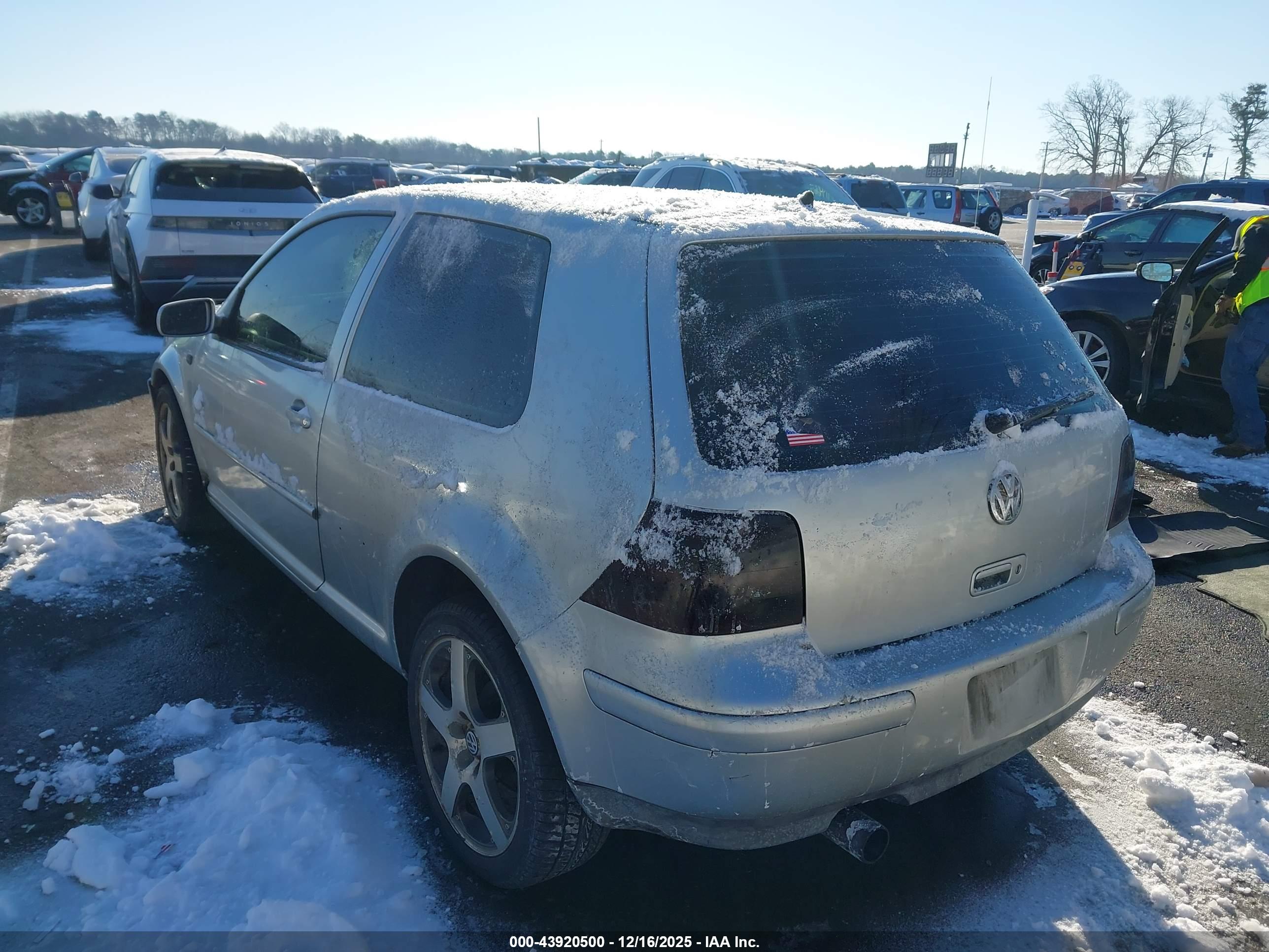 VOLKSWAGEN GTI image 3