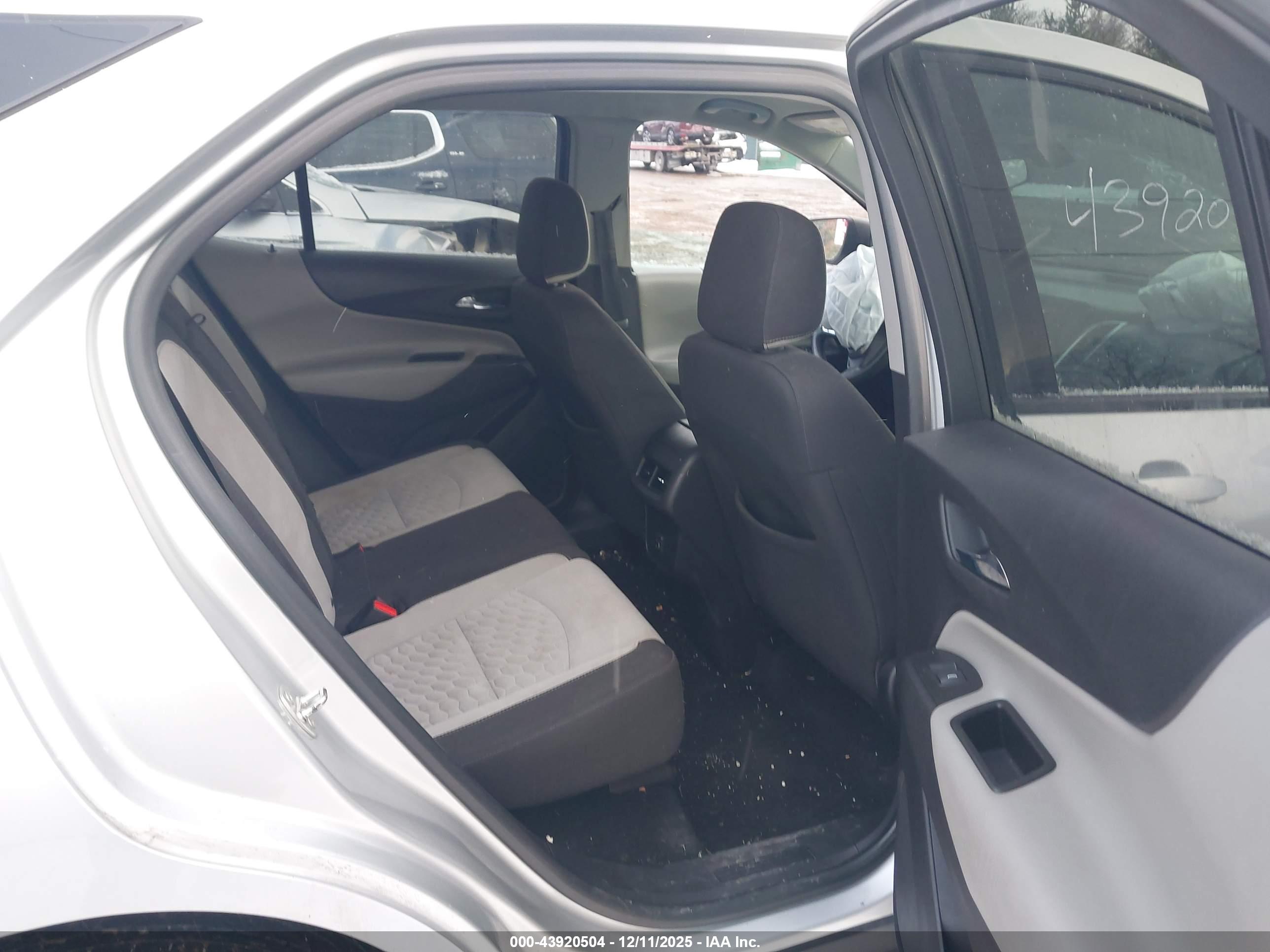 CHEVROLET EQUINOX image 8