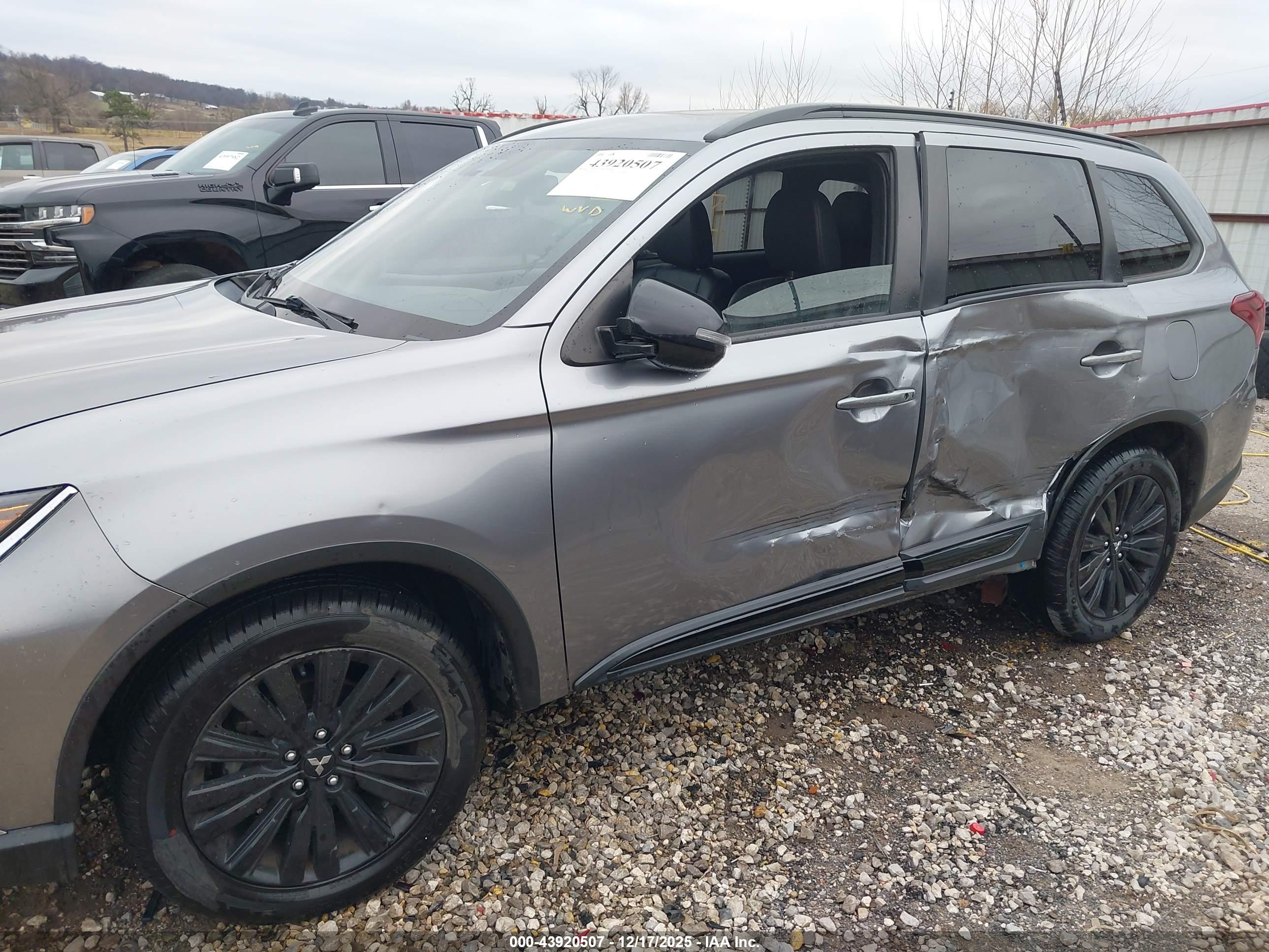 MITSUBISHI OUTLANDER image 6