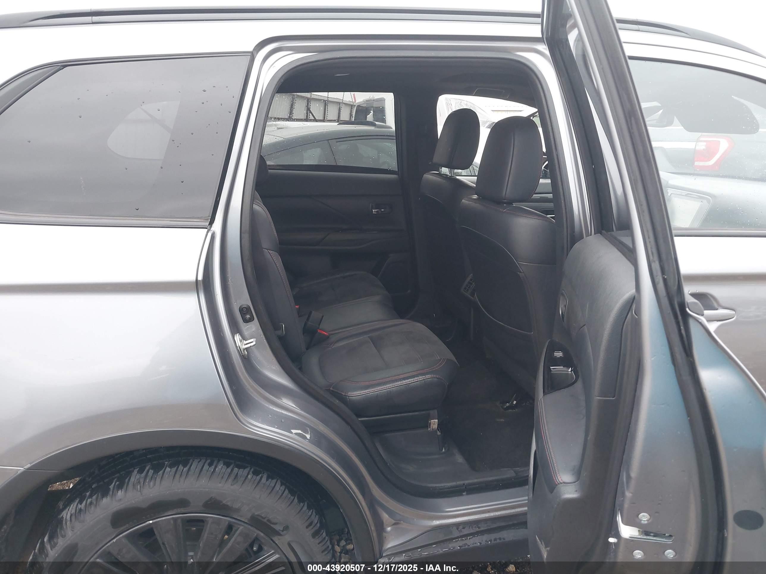MITSUBISHI OUTLANDER image 8